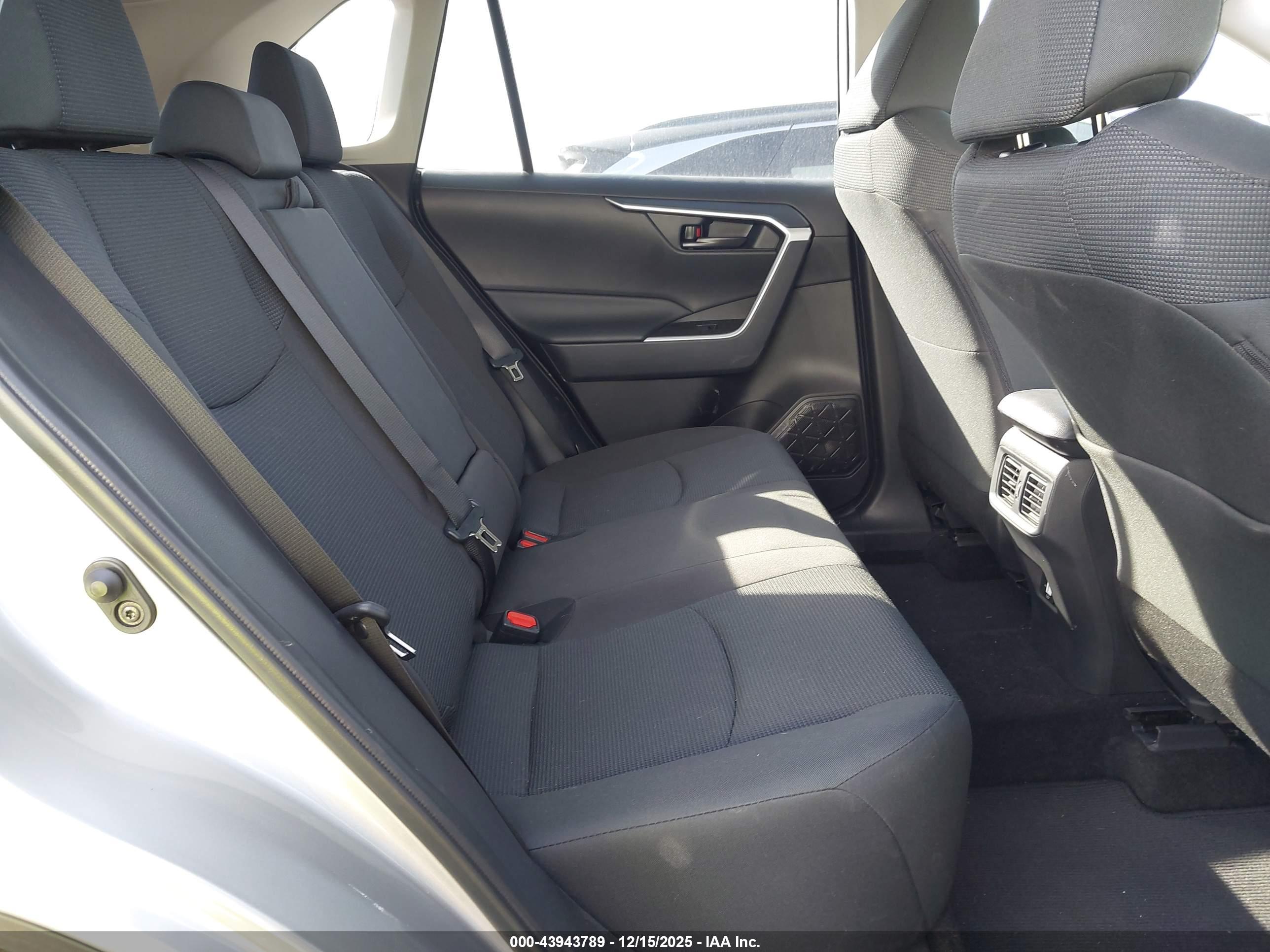 TOYOTA RAV4 image 8