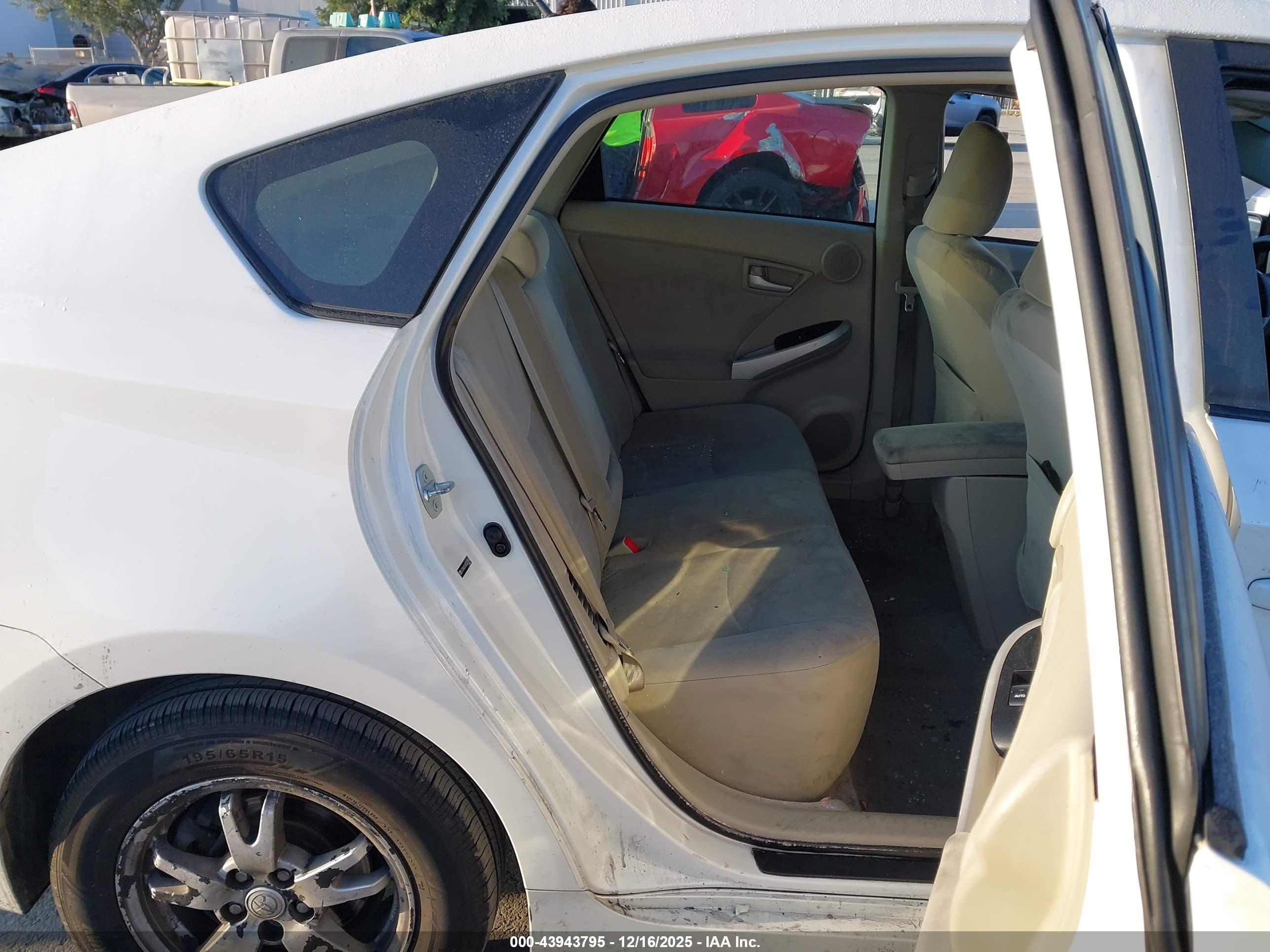 TOYOTA PRIUS image 8
