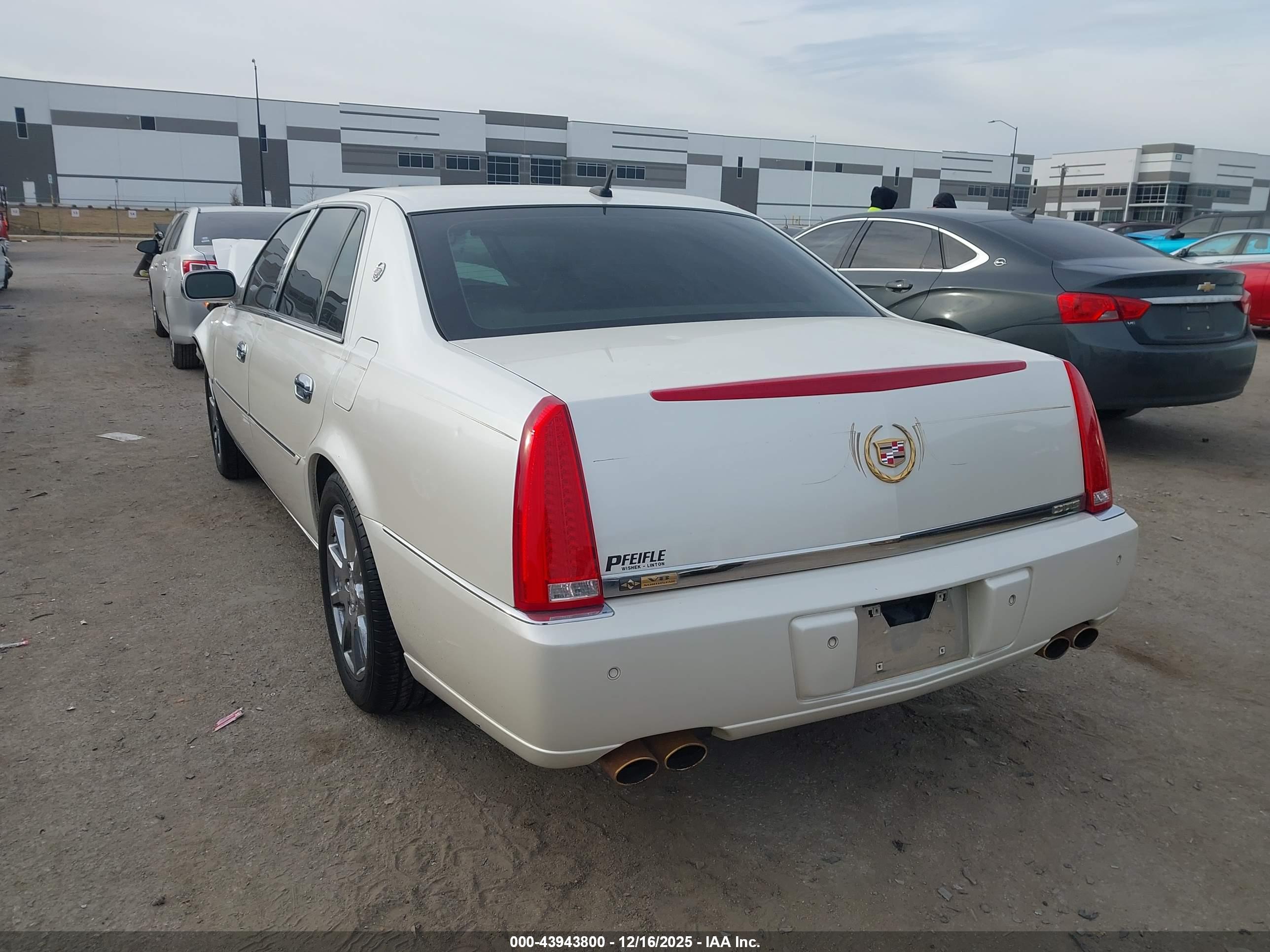 CADILLAC DTS image 3