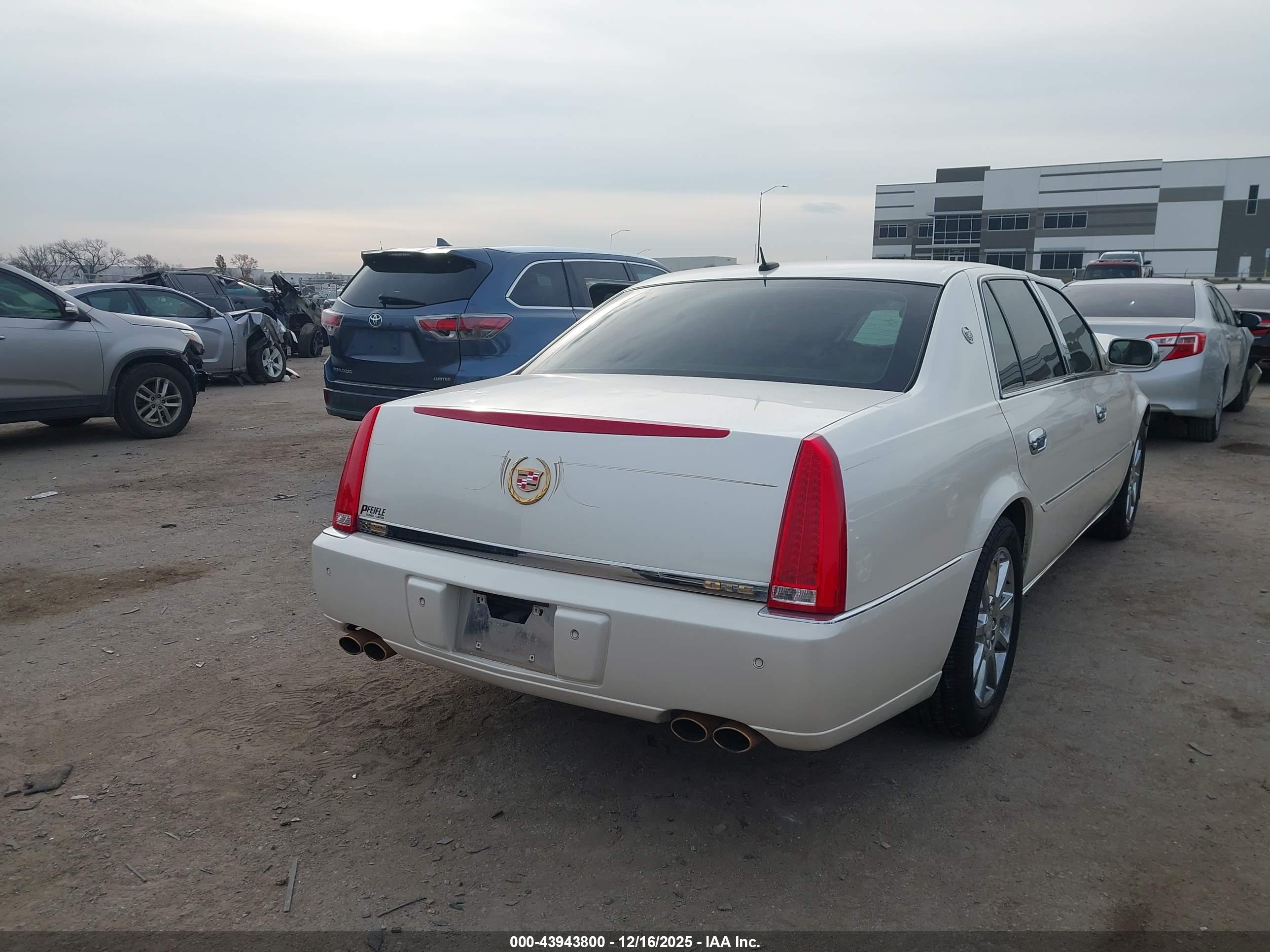 CADILLAC DTS image 4