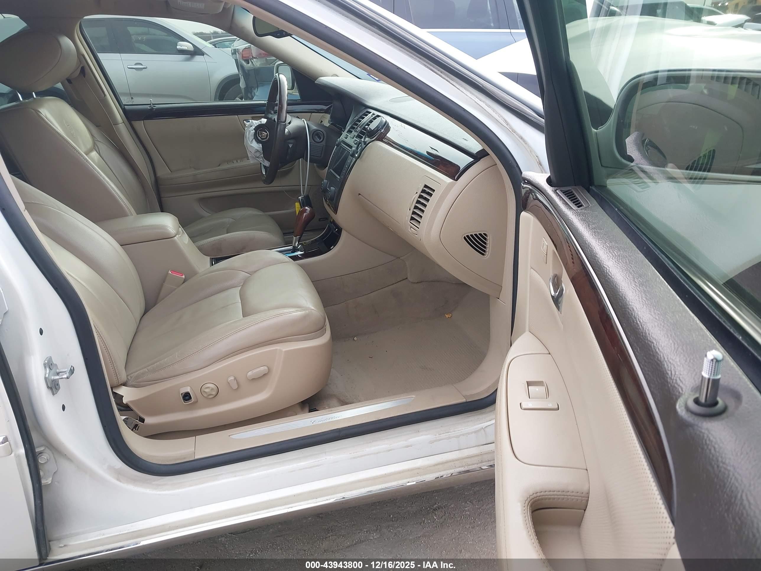 CADILLAC DTS image 5