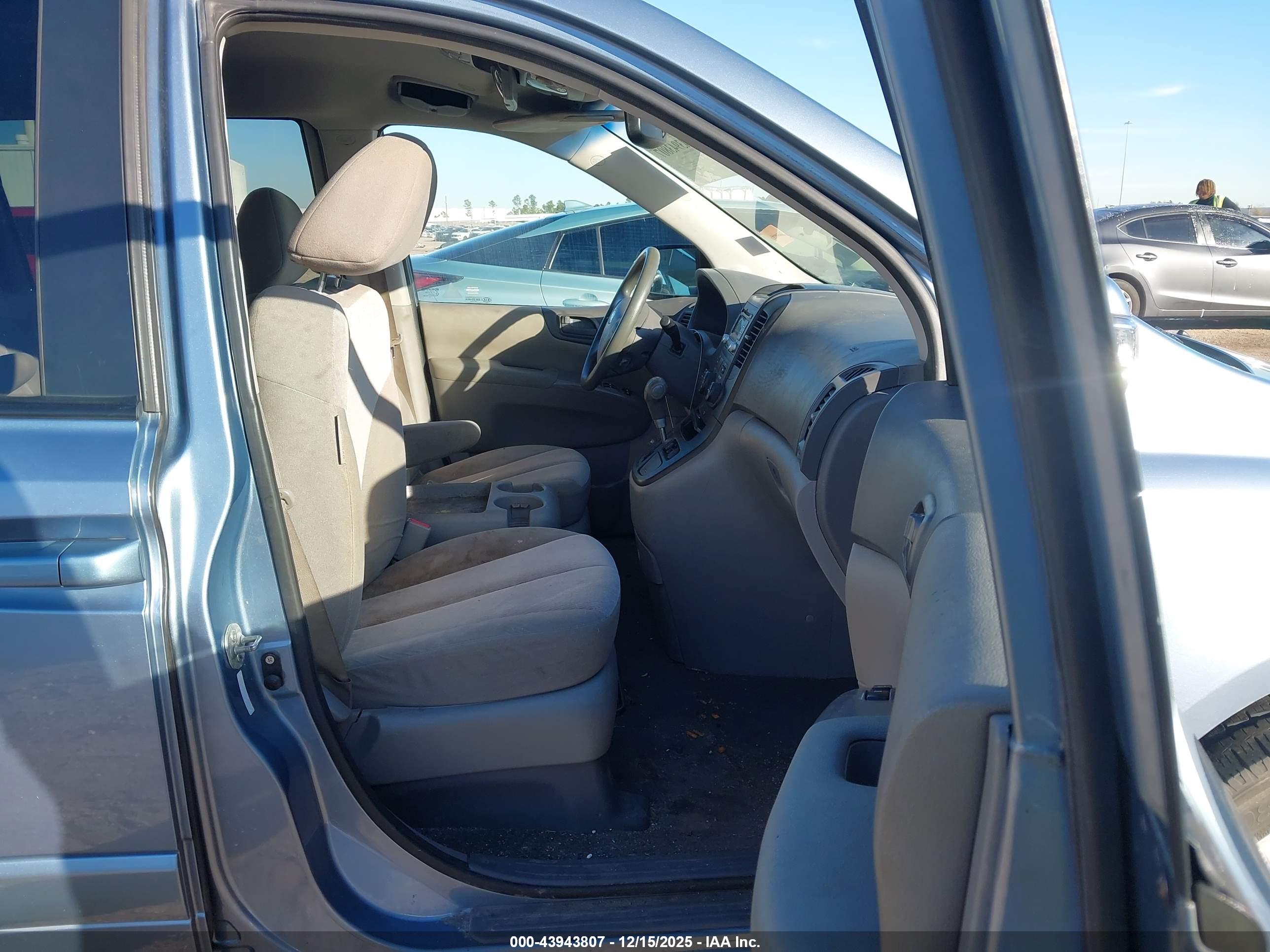 KIA SEDONA image 5