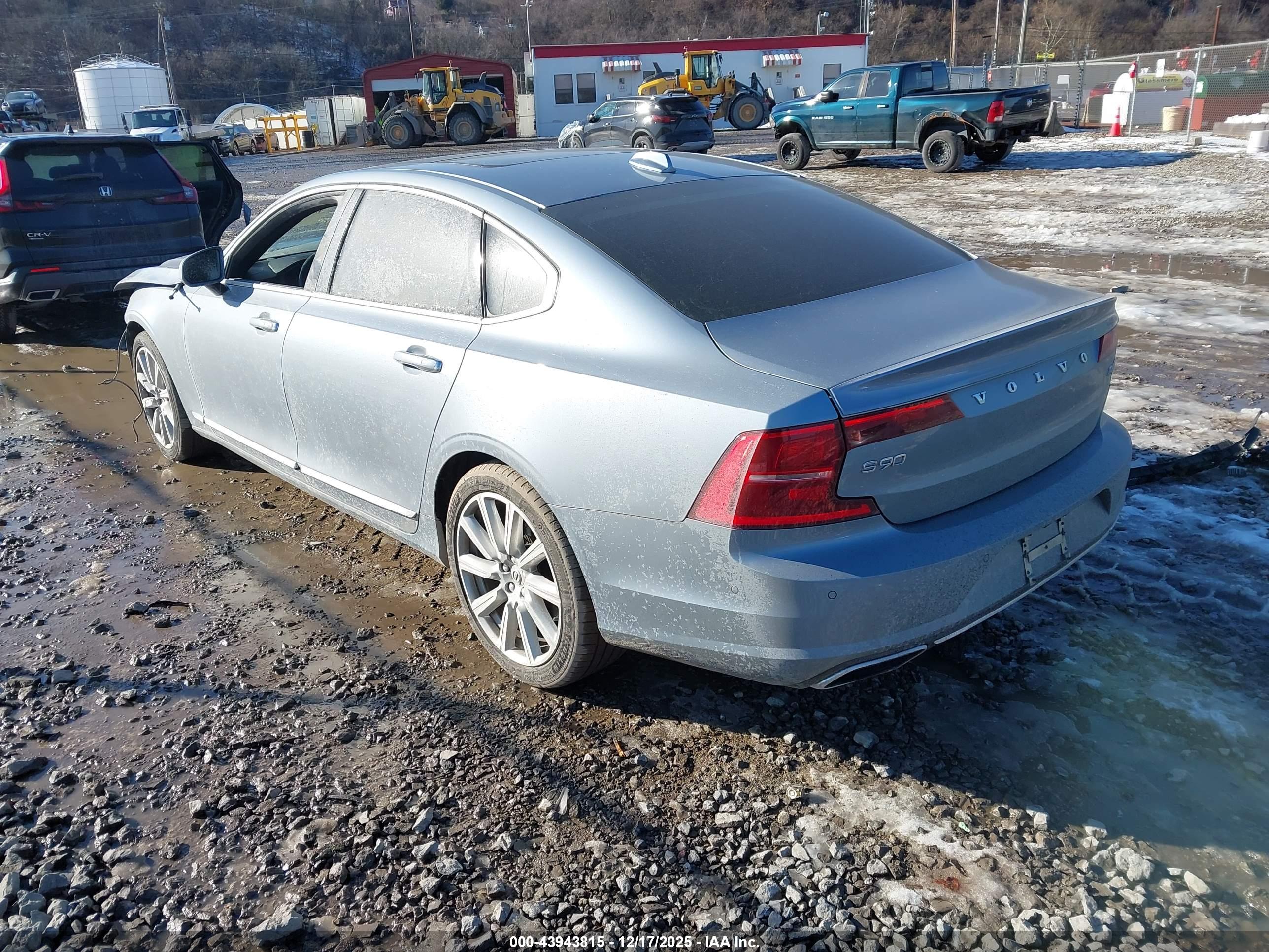 VOLVO S90 image 3