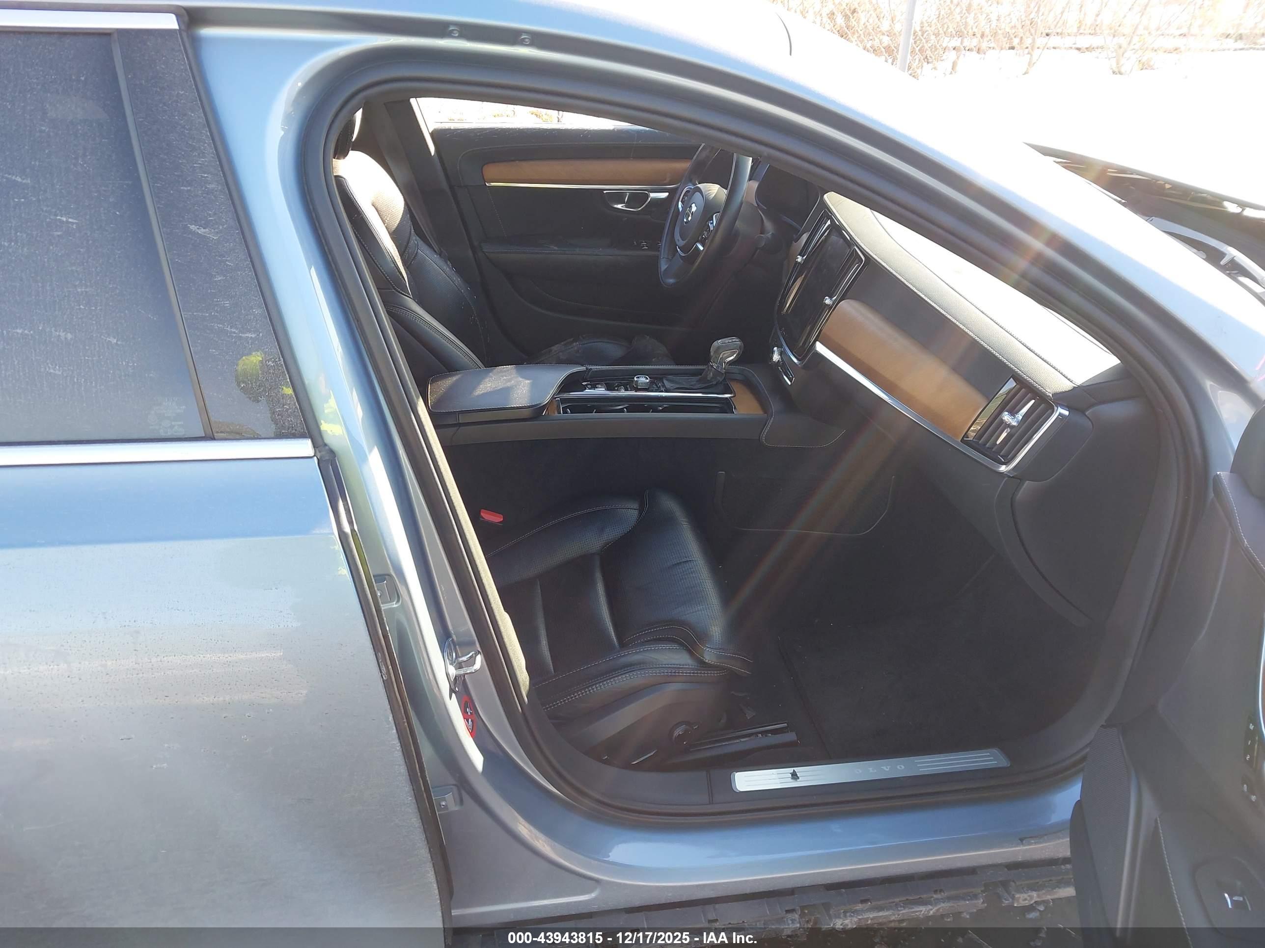 VOLVO S90 image 5