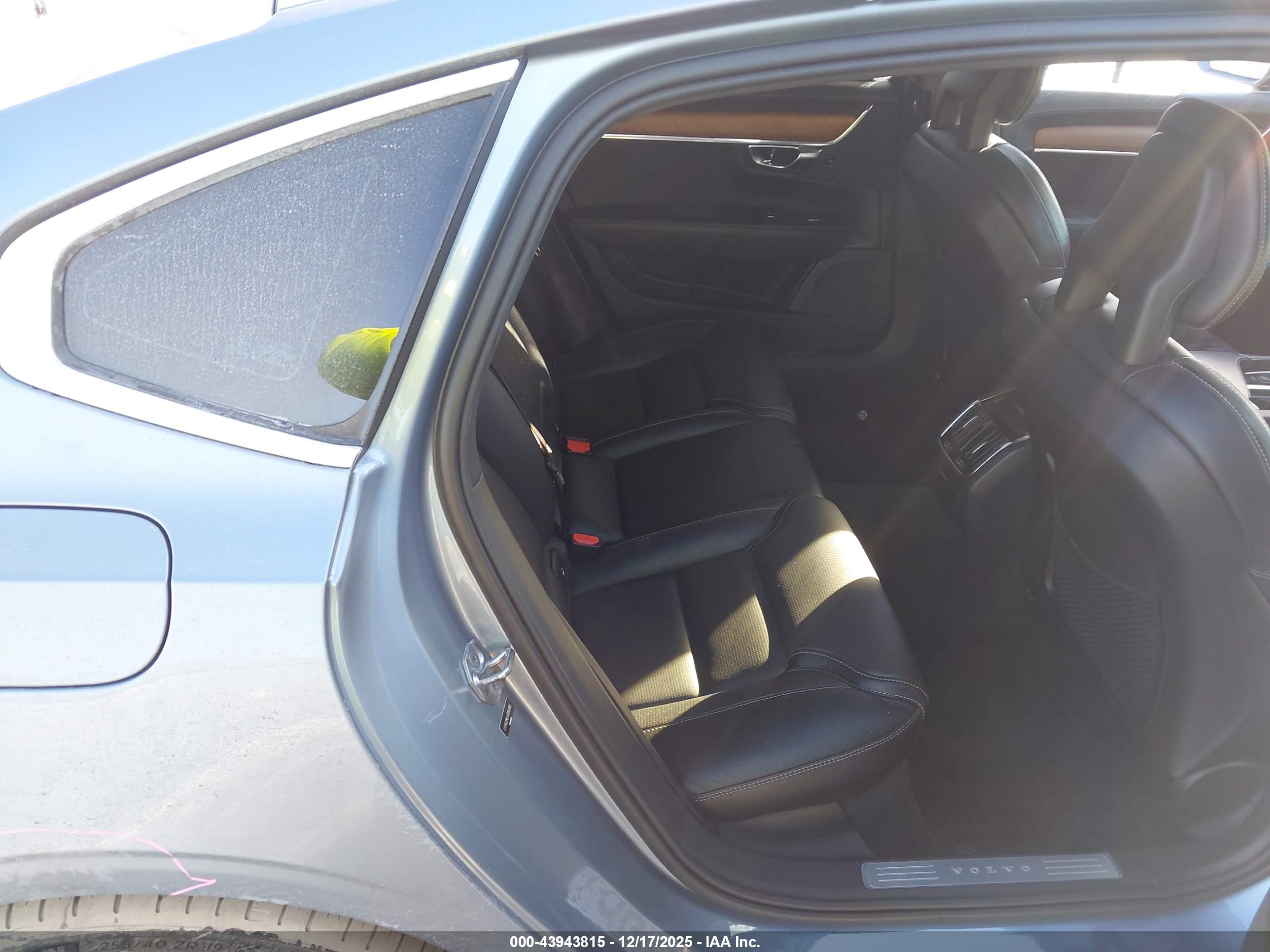 VOLVO S90 image 8