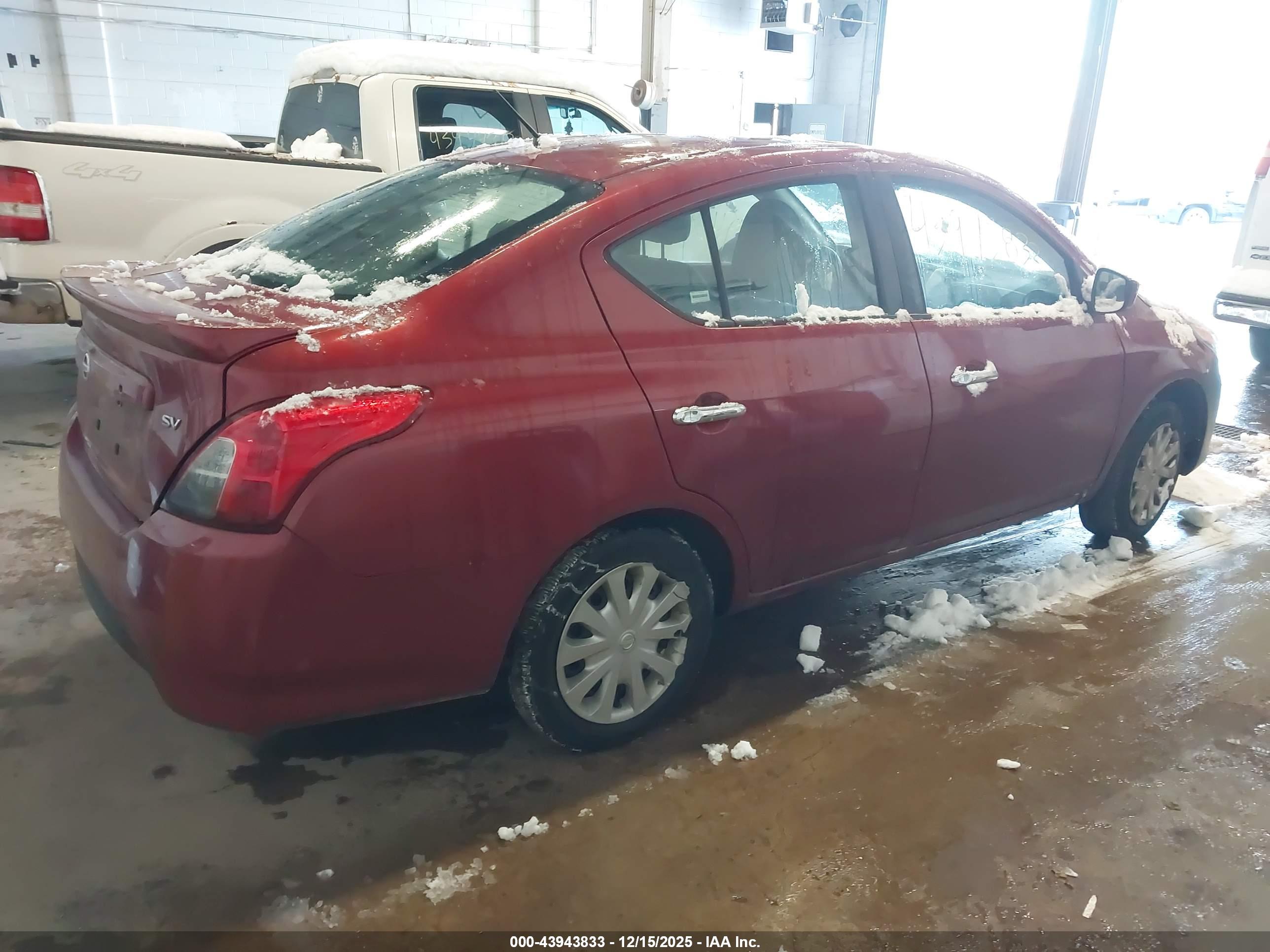 NISSAN VERSA image 4