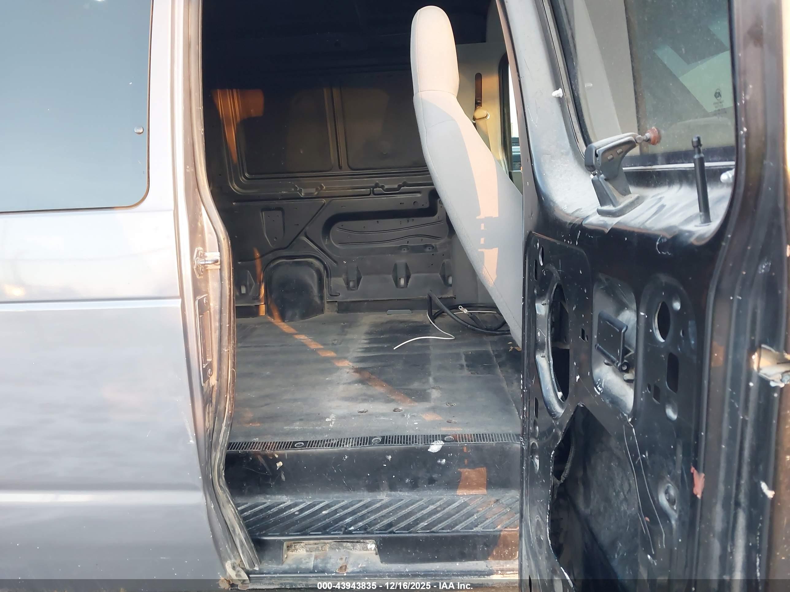 FORD E-250 image 8