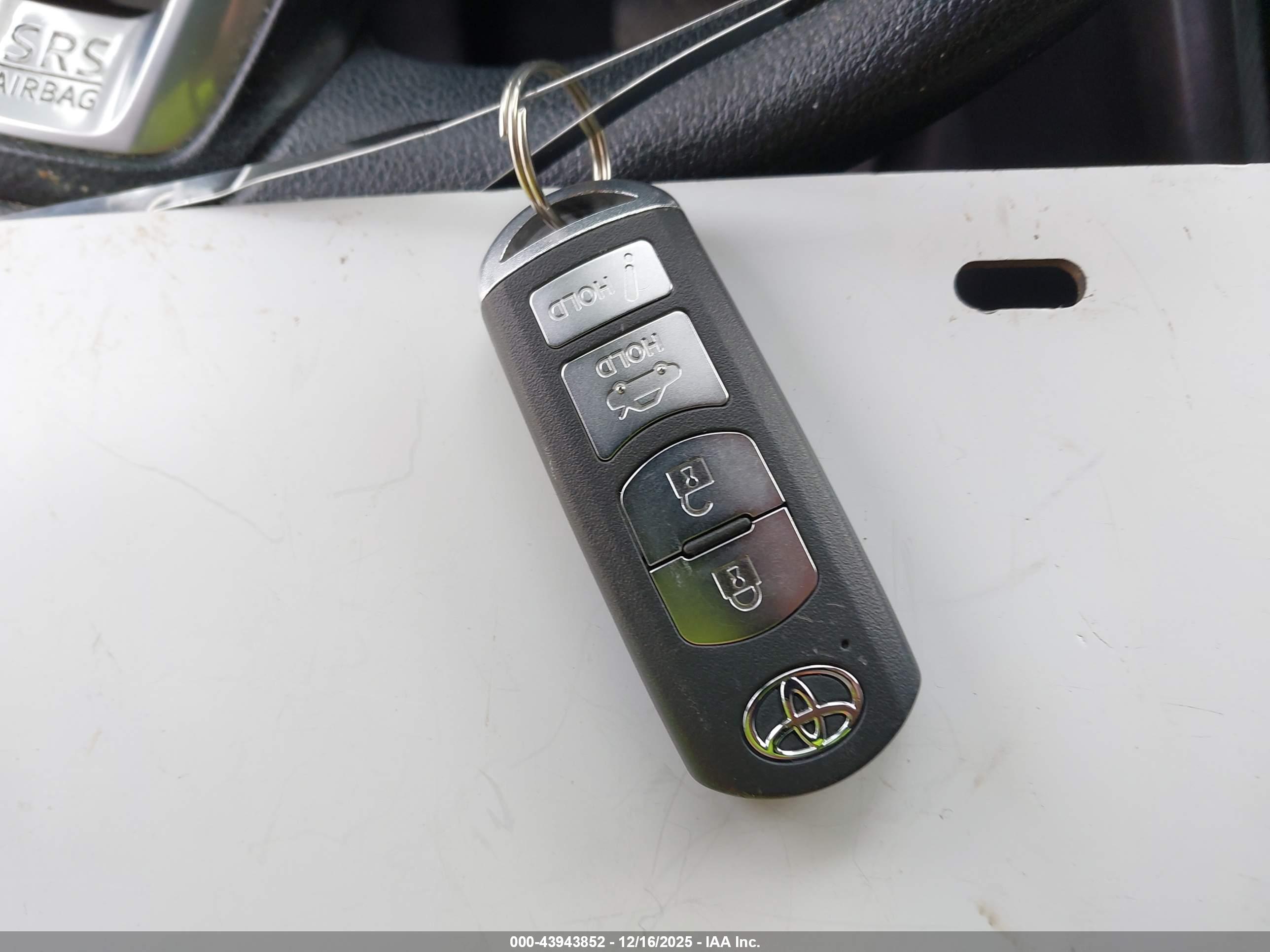 TOYOTA YARIS image 11