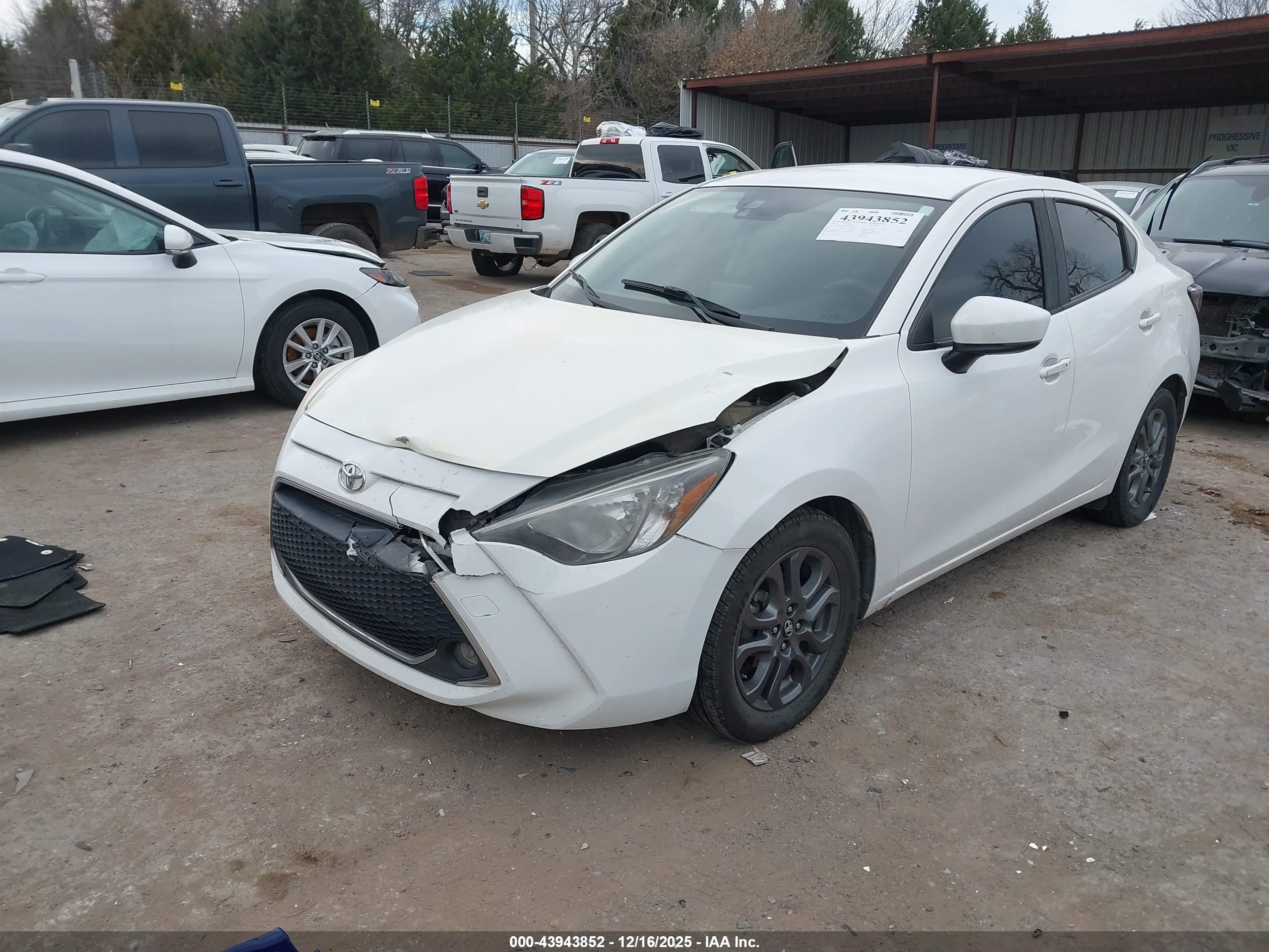 TOYOTA YARIS image 2