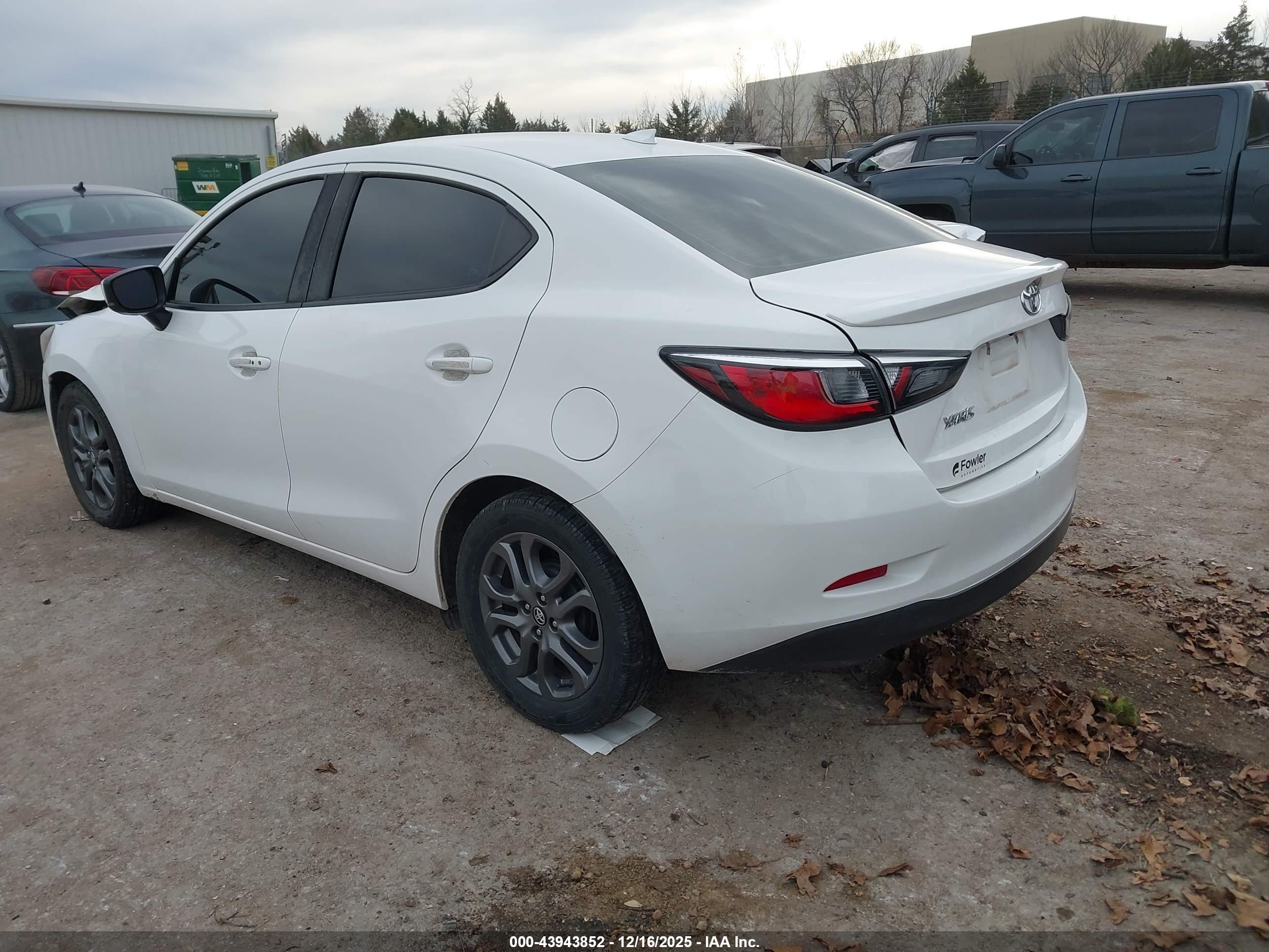 TOYOTA YARIS image 3
