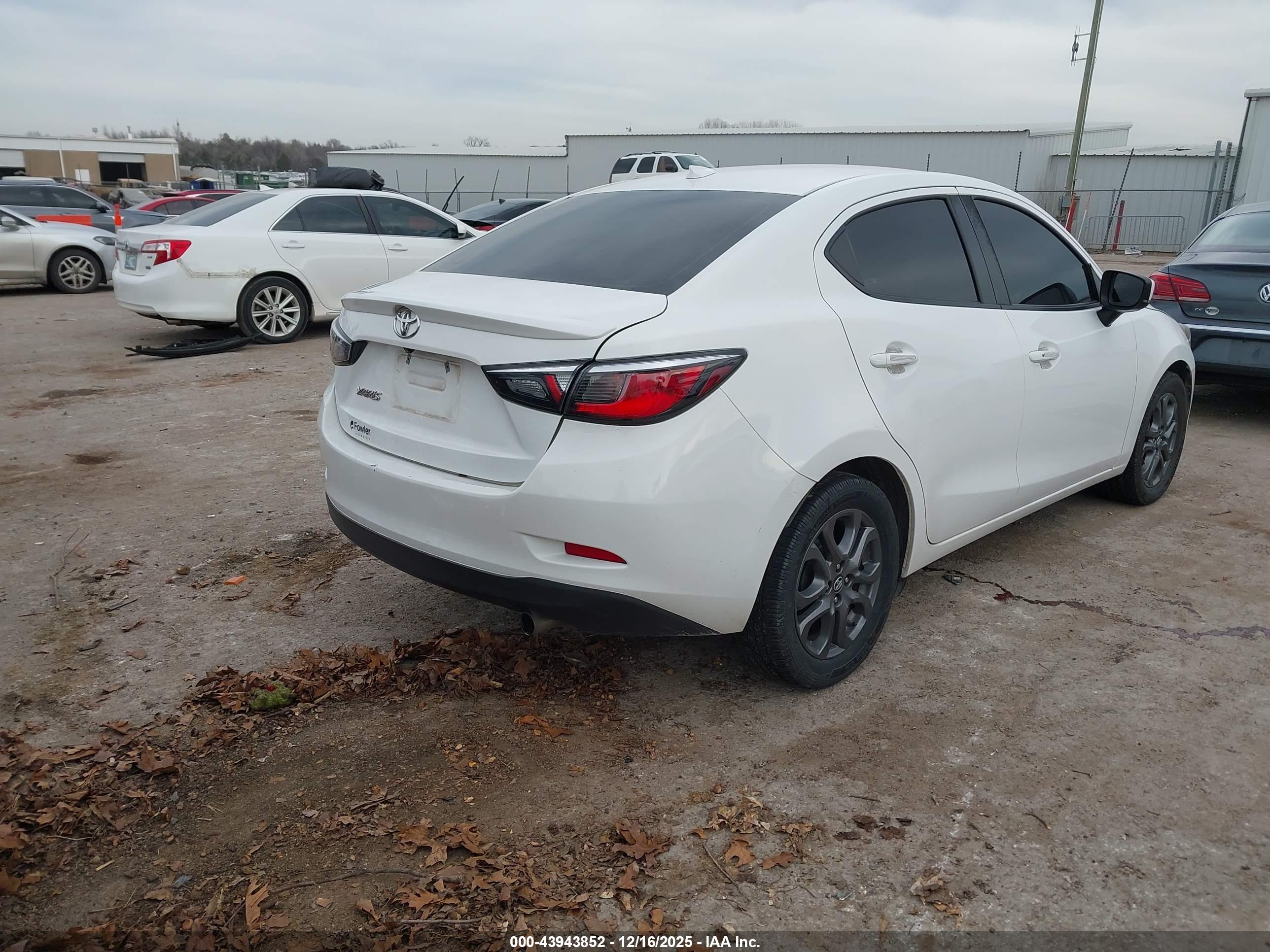 TOYOTA YARIS image 4