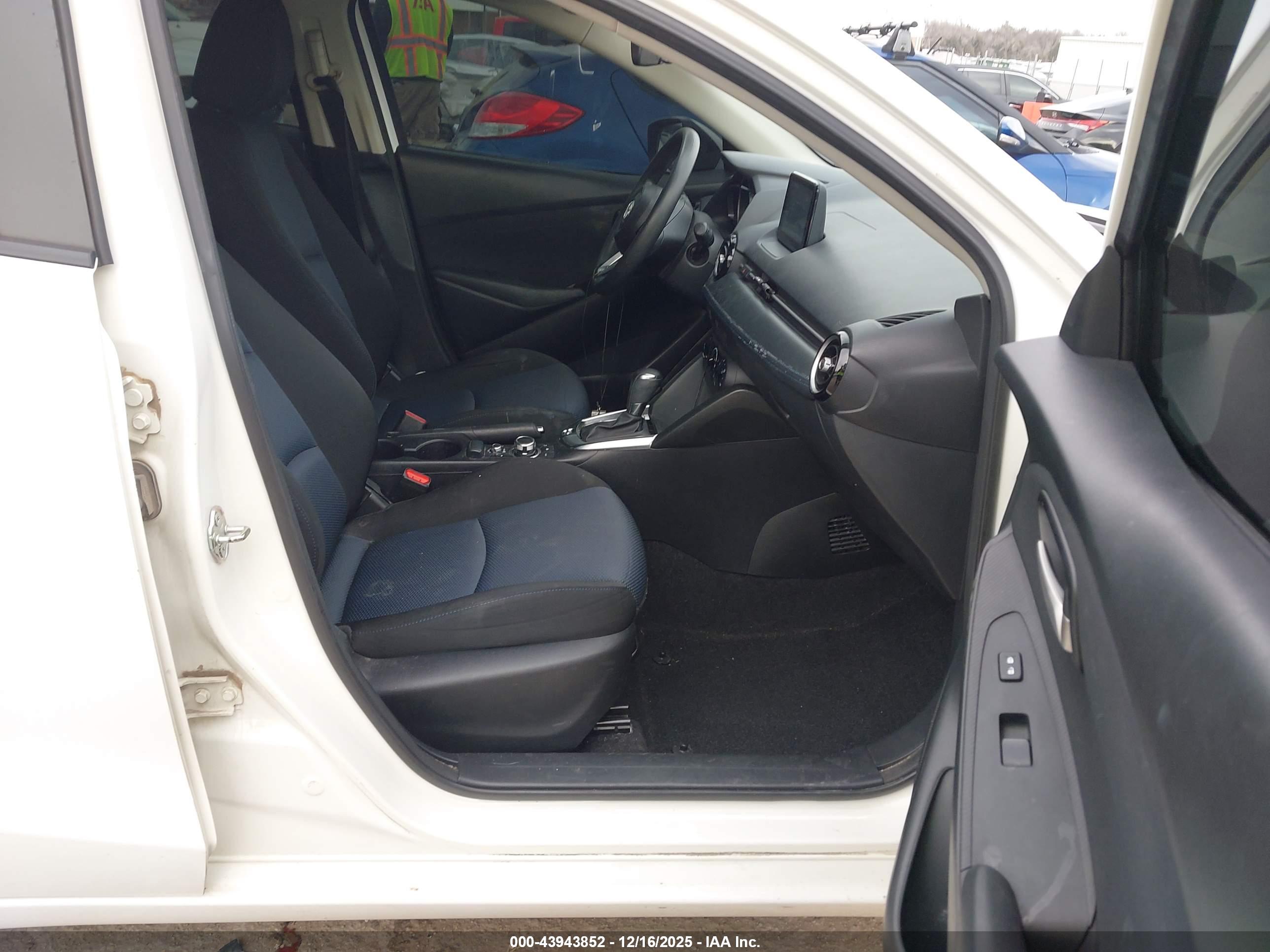 TOYOTA YARIS image 5