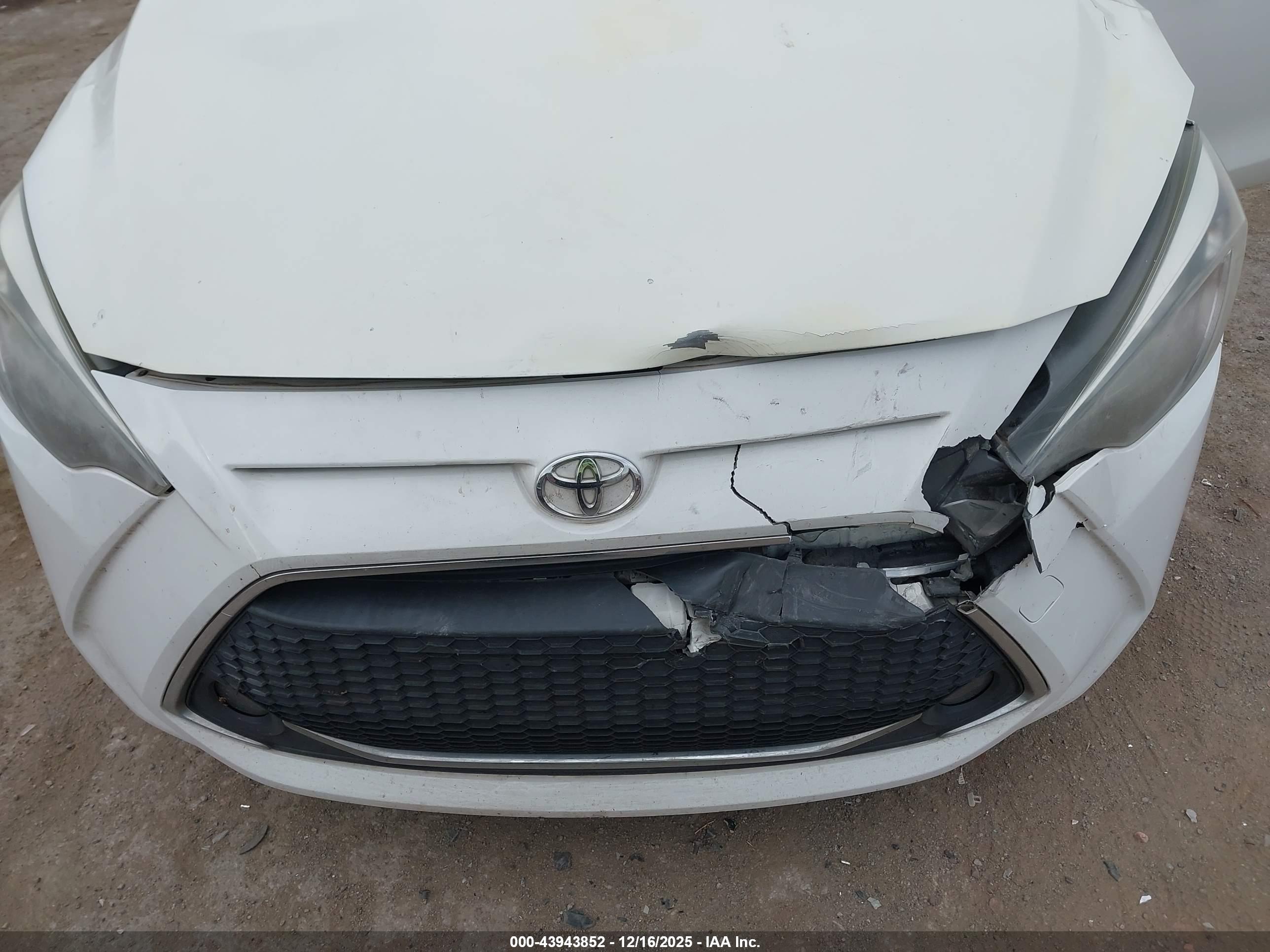 TOYOTA YARIS image 6