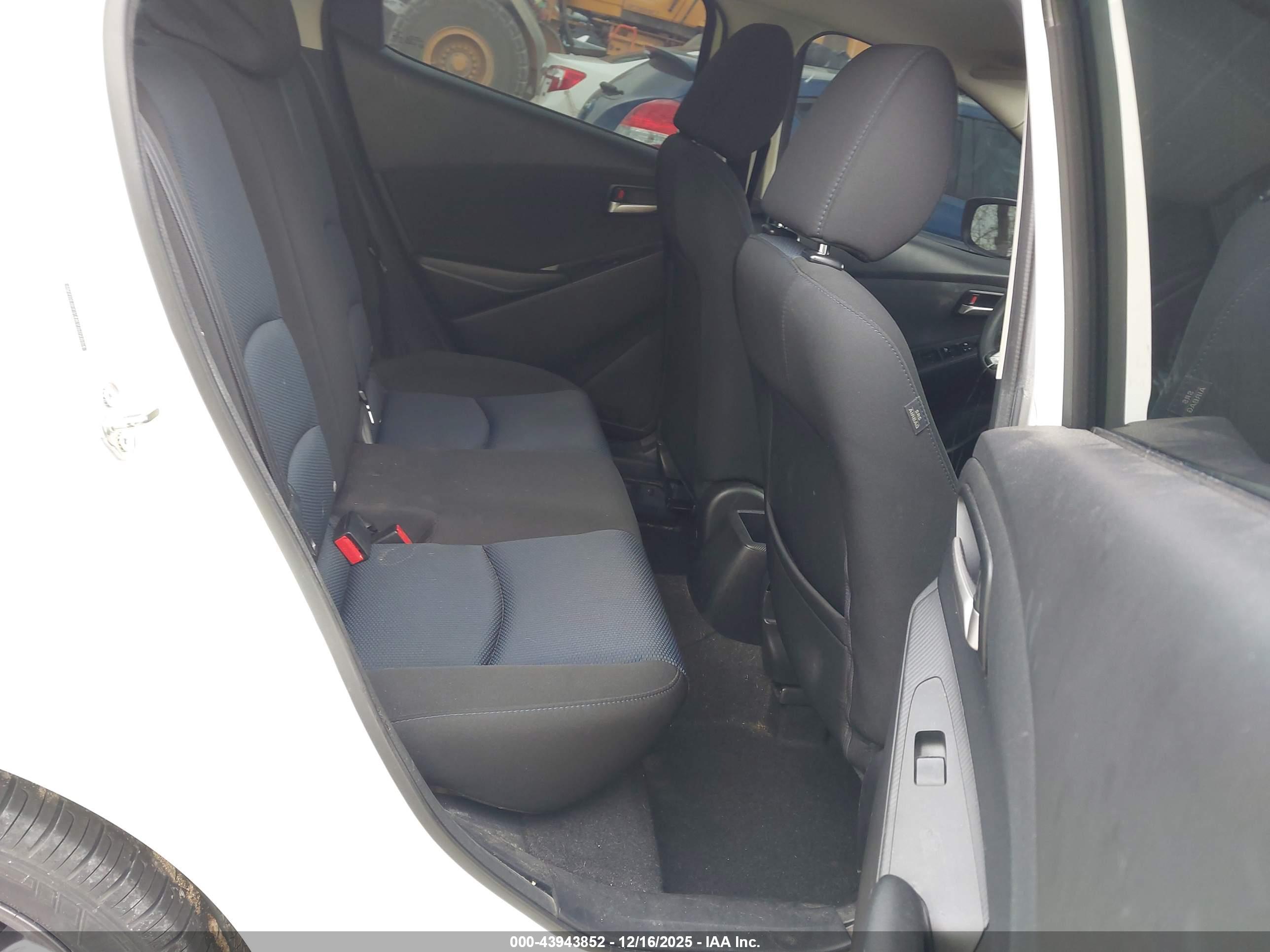 TOYOTA YARIS image 8