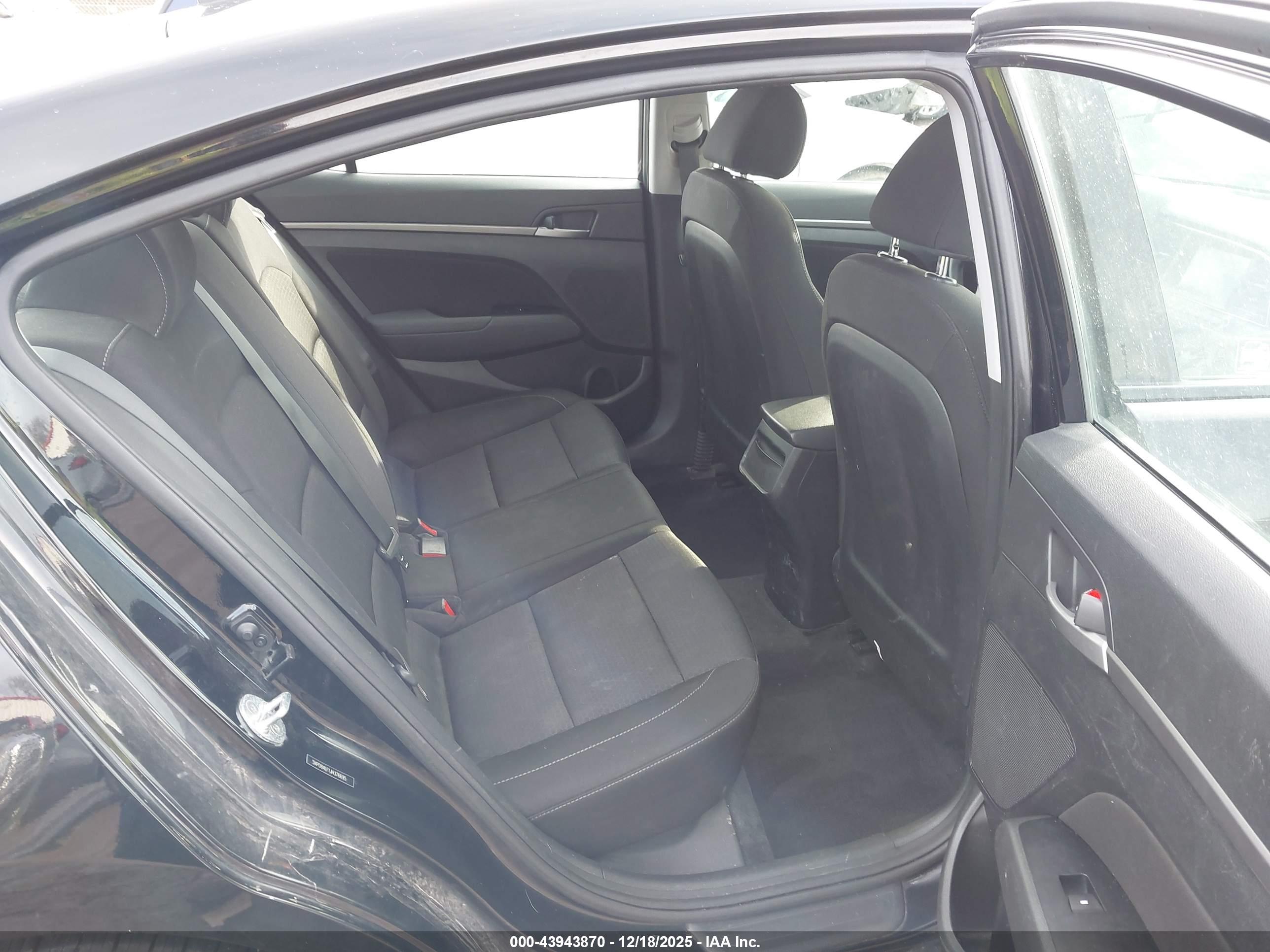HYUNDAI ELANTRA image 8