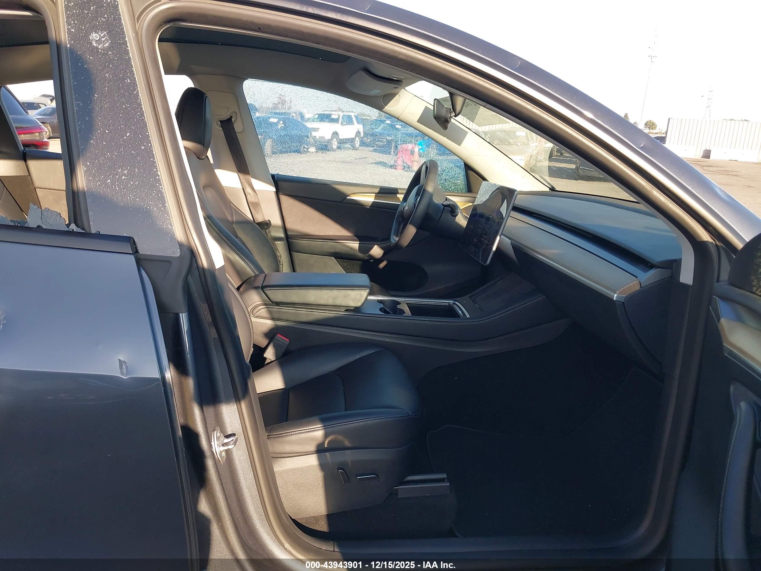 TESLA MODEL image 5