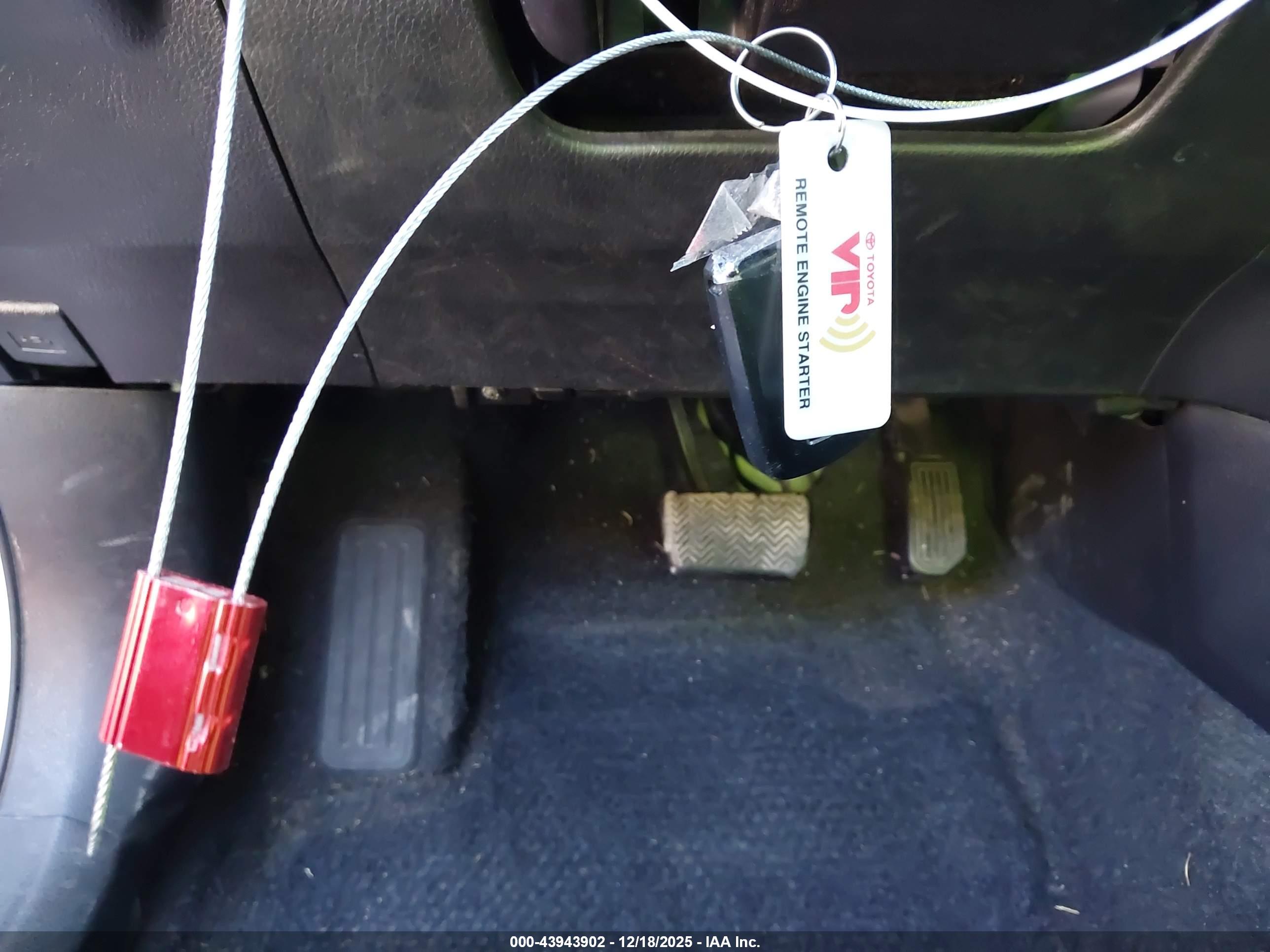 TOYOTA RAV4 image 11