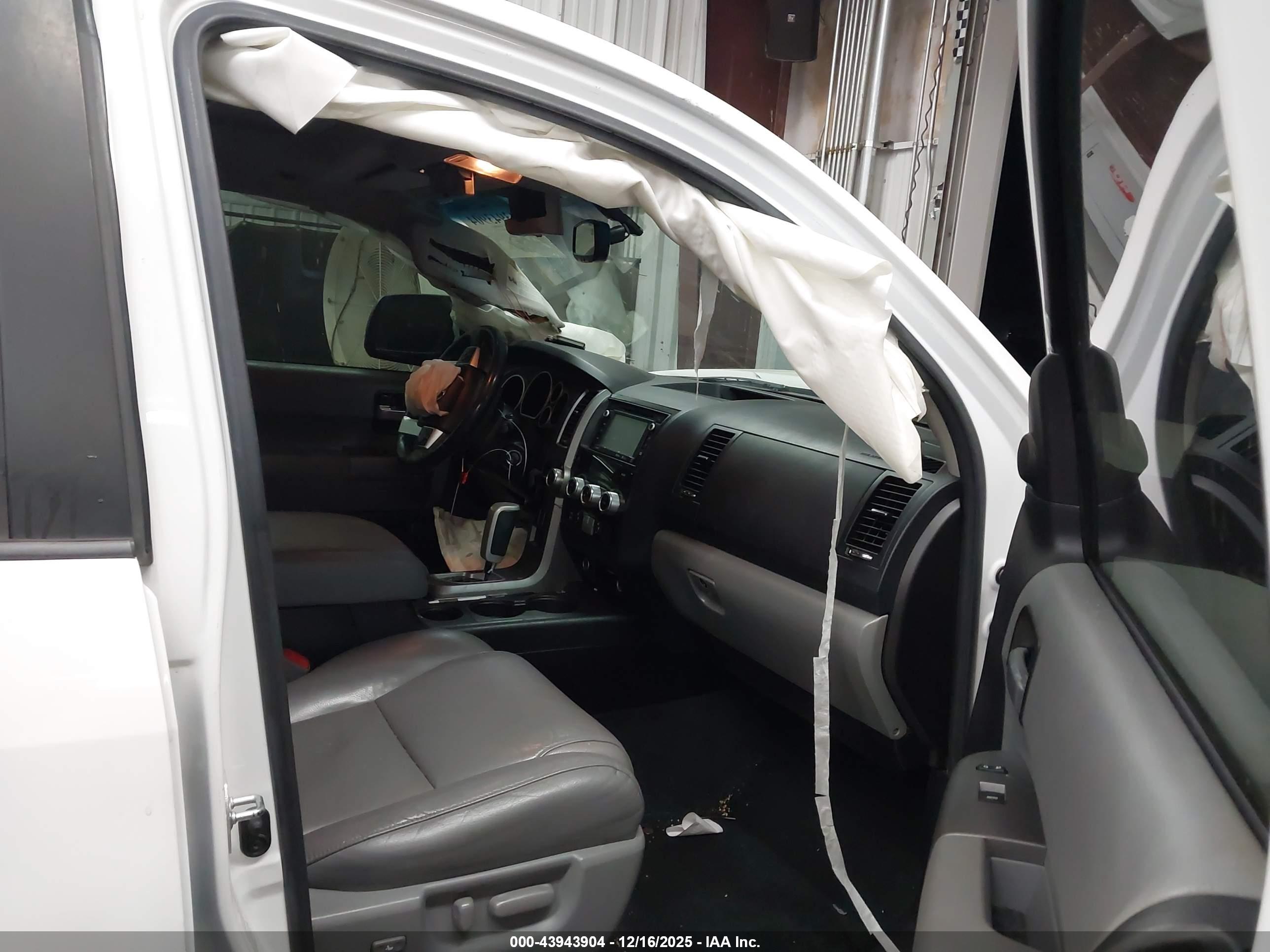 TOYOTA SEQUOIA image 5