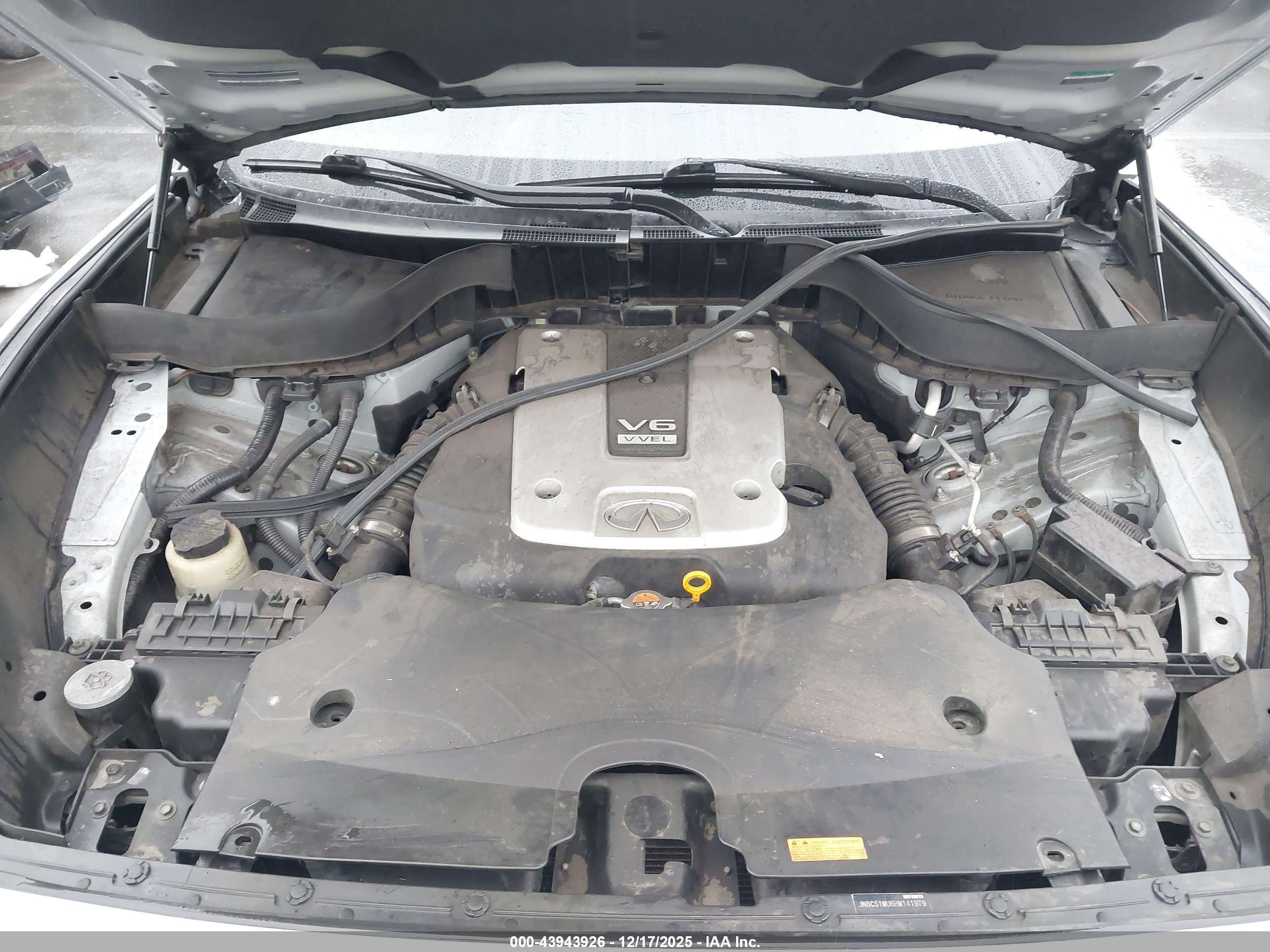 INFINITI QX70 image 10