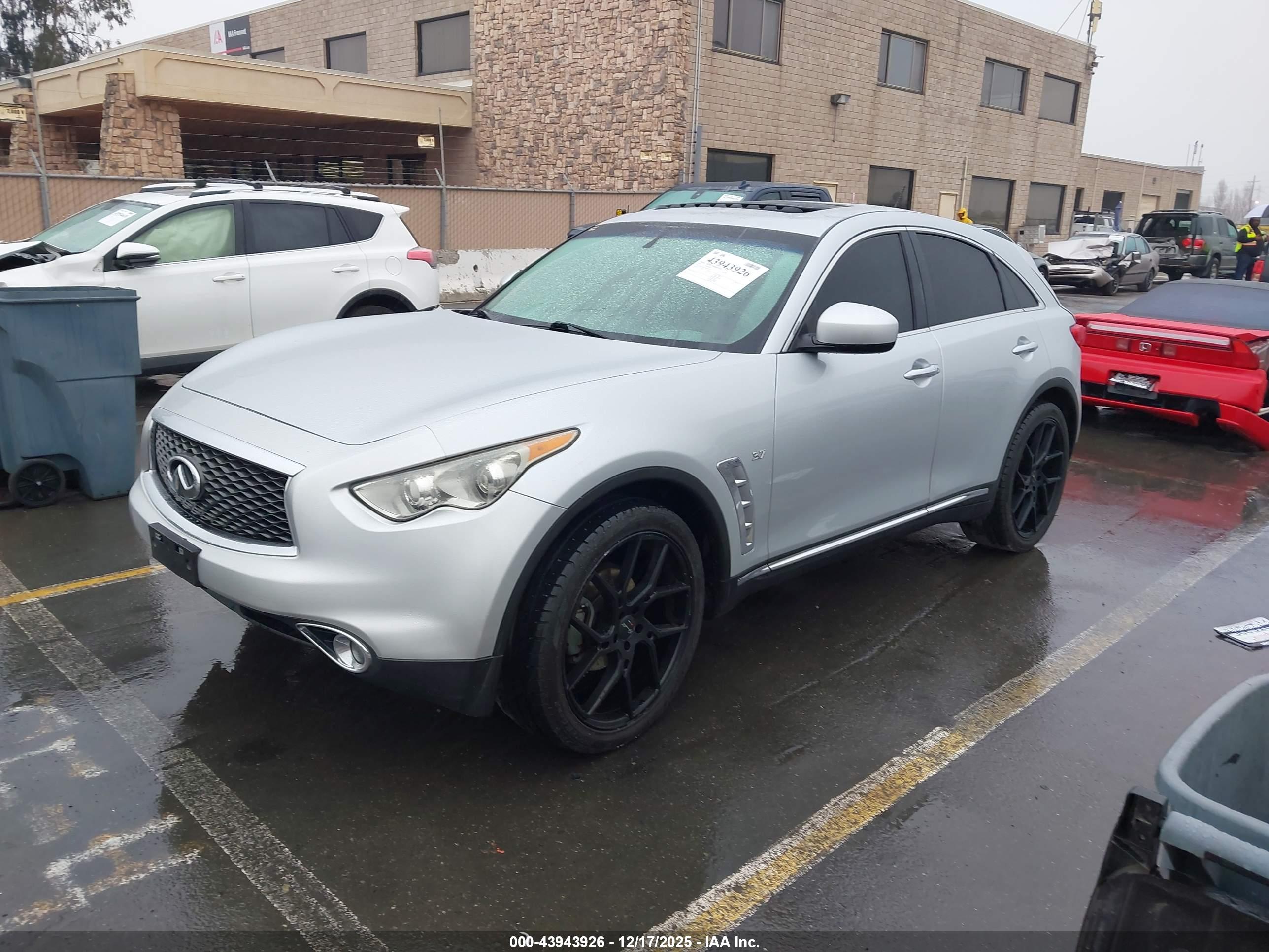 INFINITI QX70 image 2