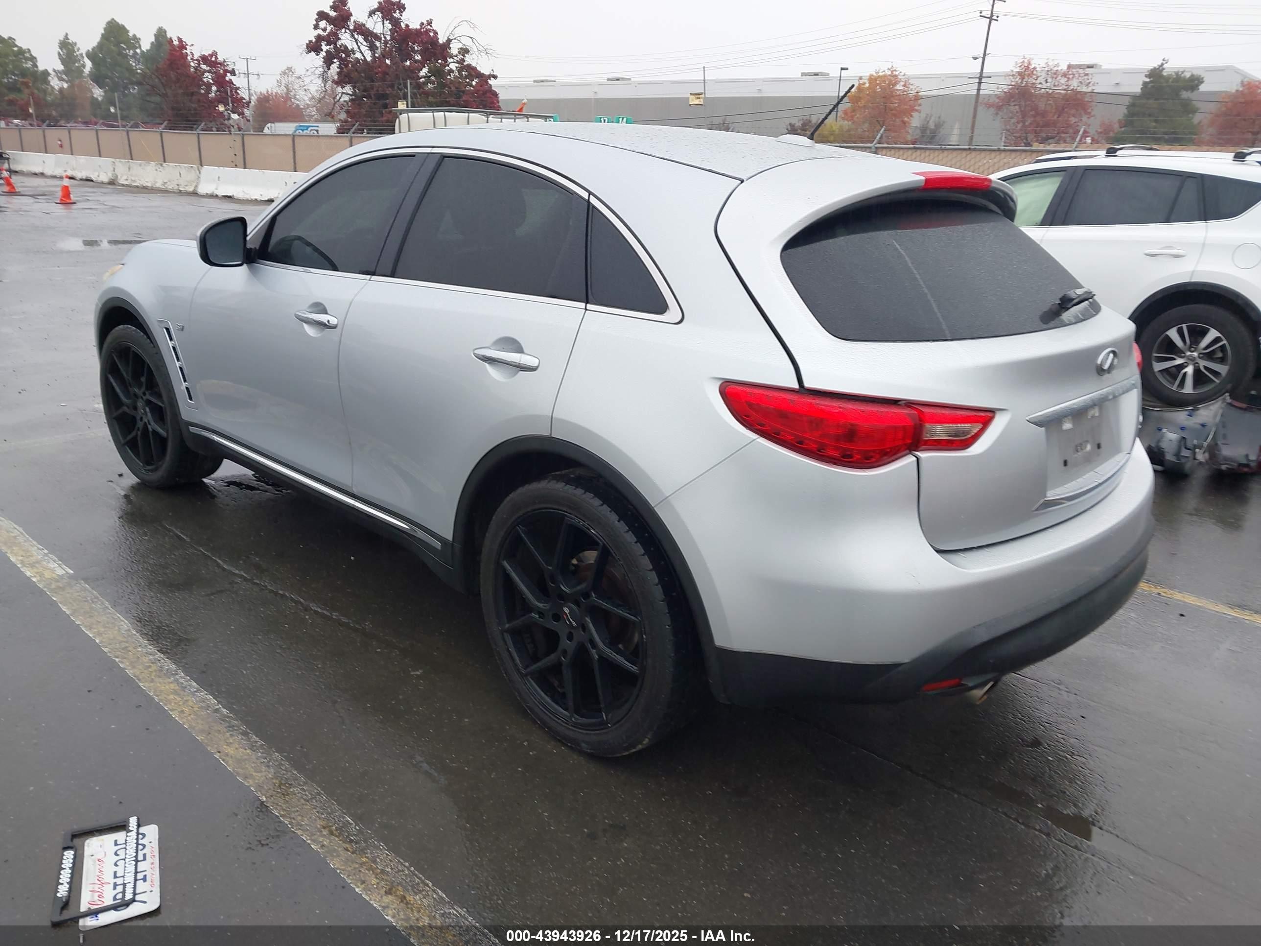 INFINITI QX70 image 3