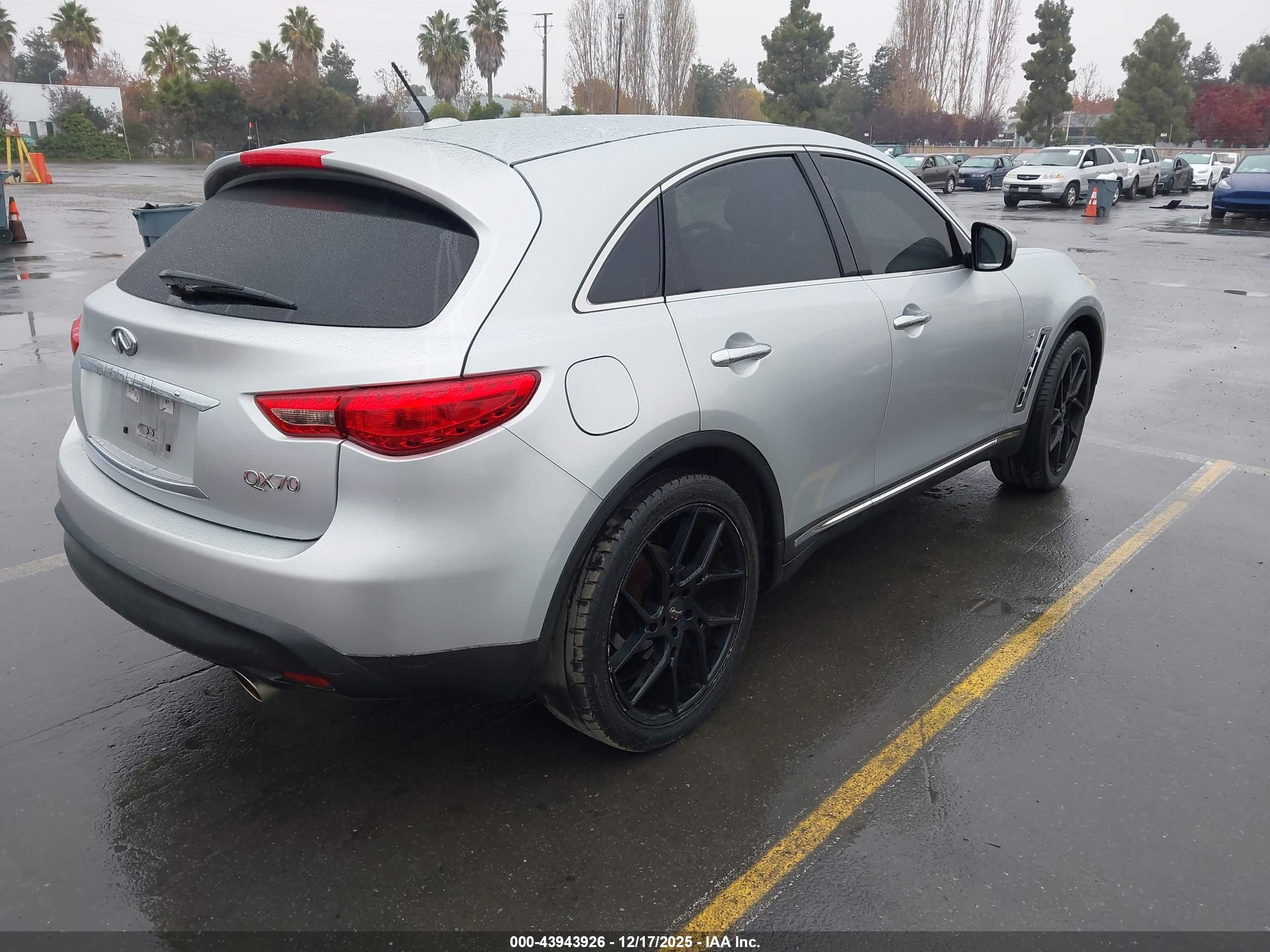INFINITI QX70 image 4