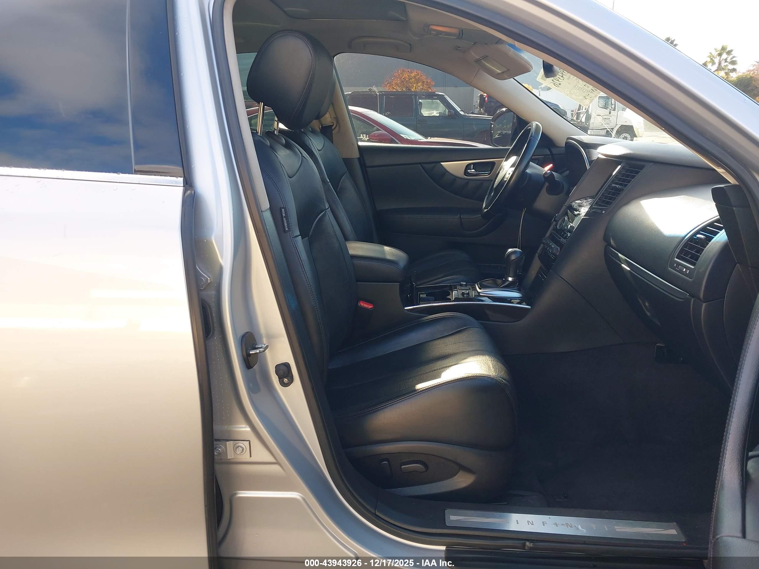 INFINITI QX70 image 5