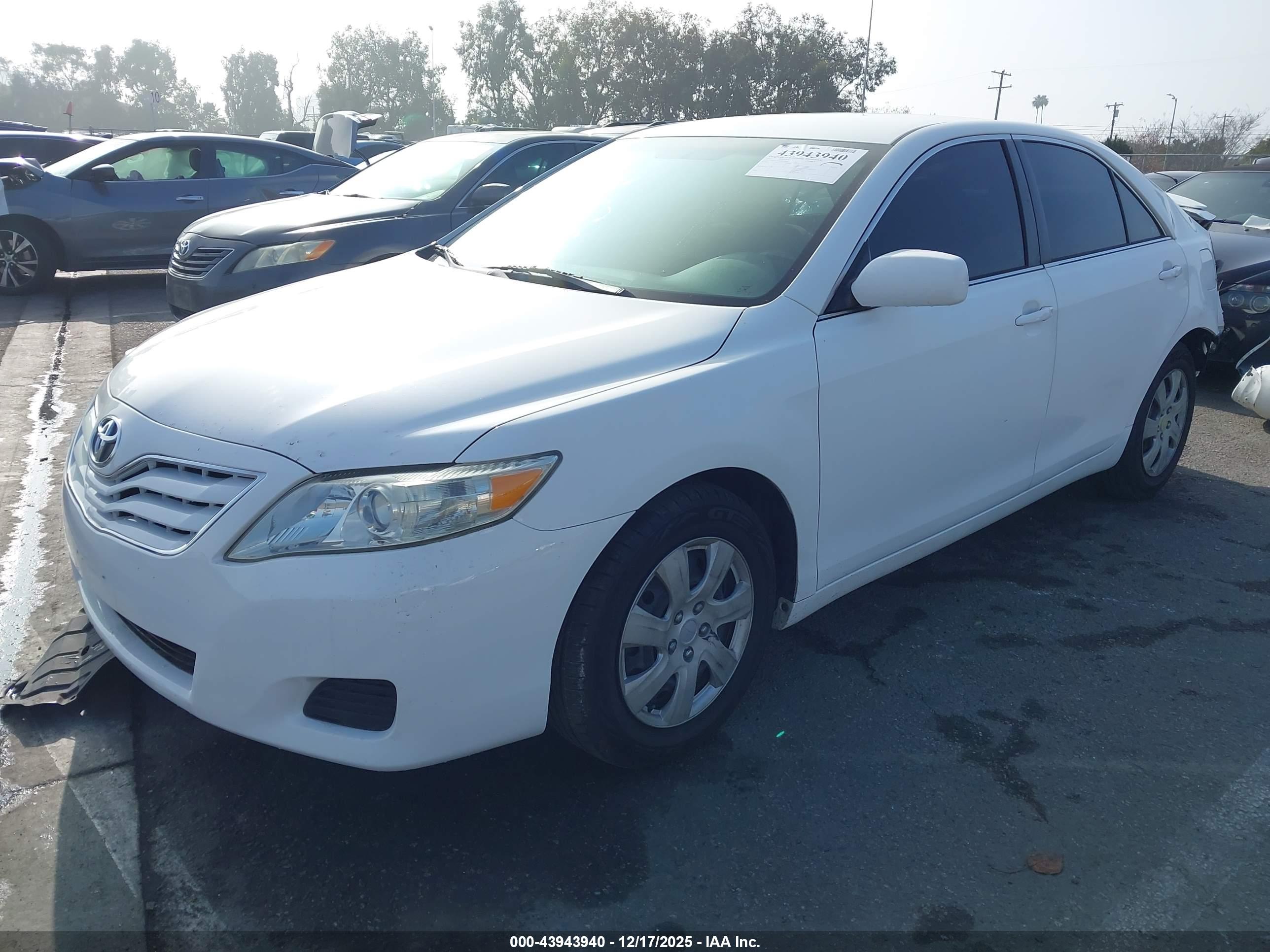 TOYOTA CAMRY image 2