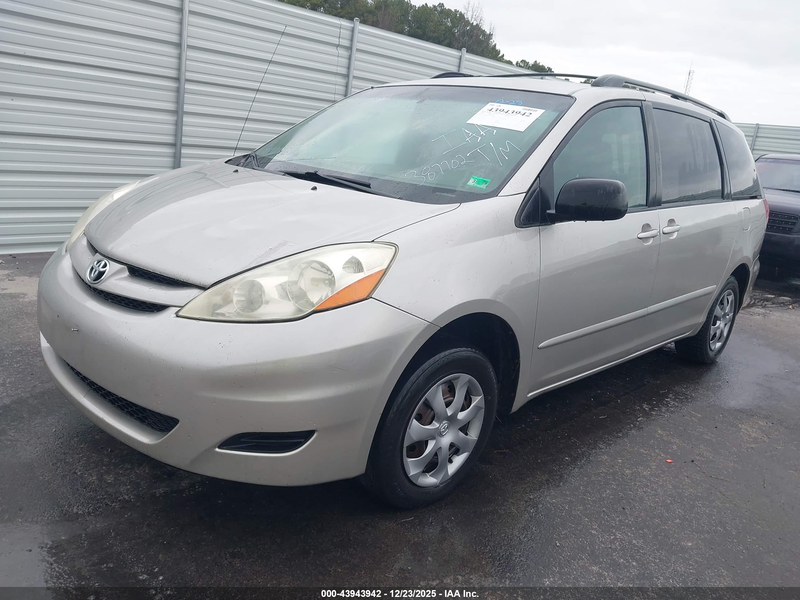 TOYOTA SIENNA image 2