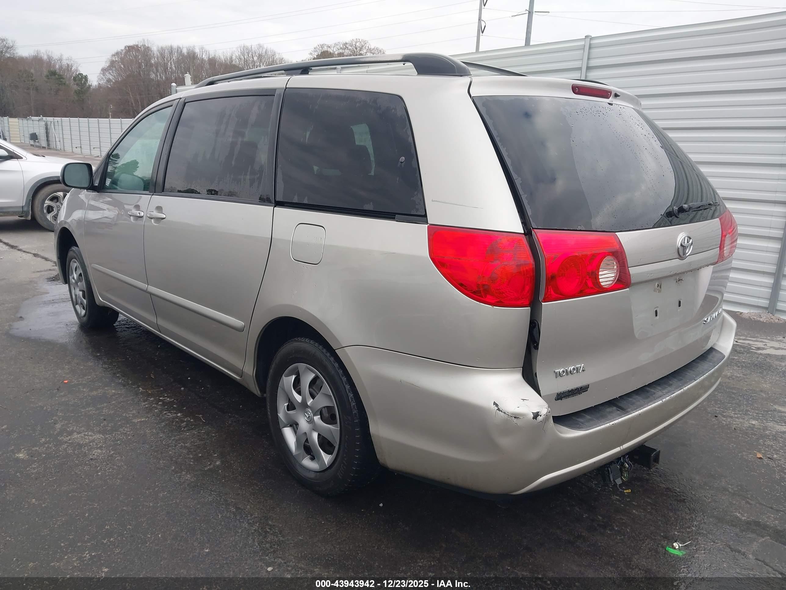 TOYOTA SIENNA image 3