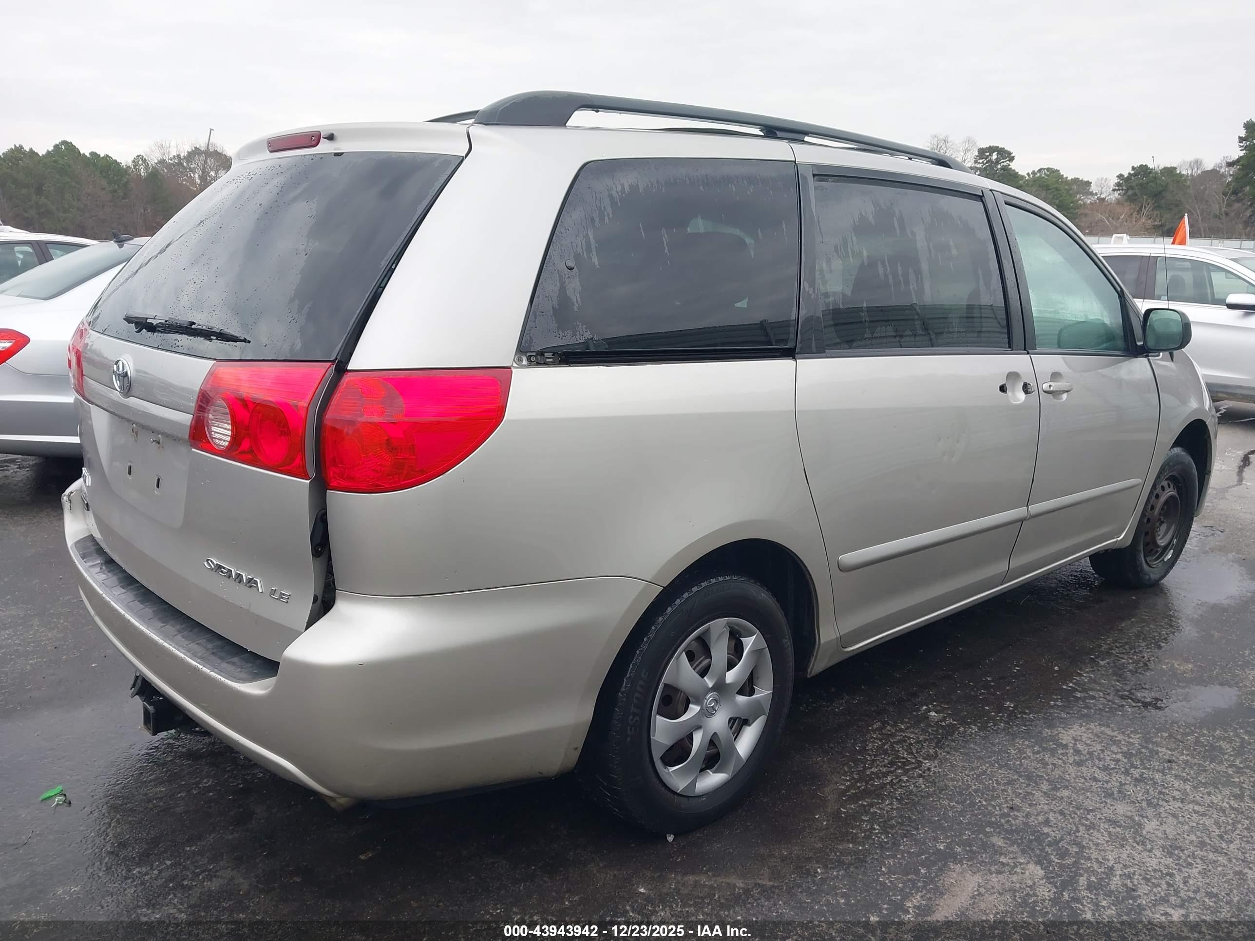 TOYOTA SIENNA image 4