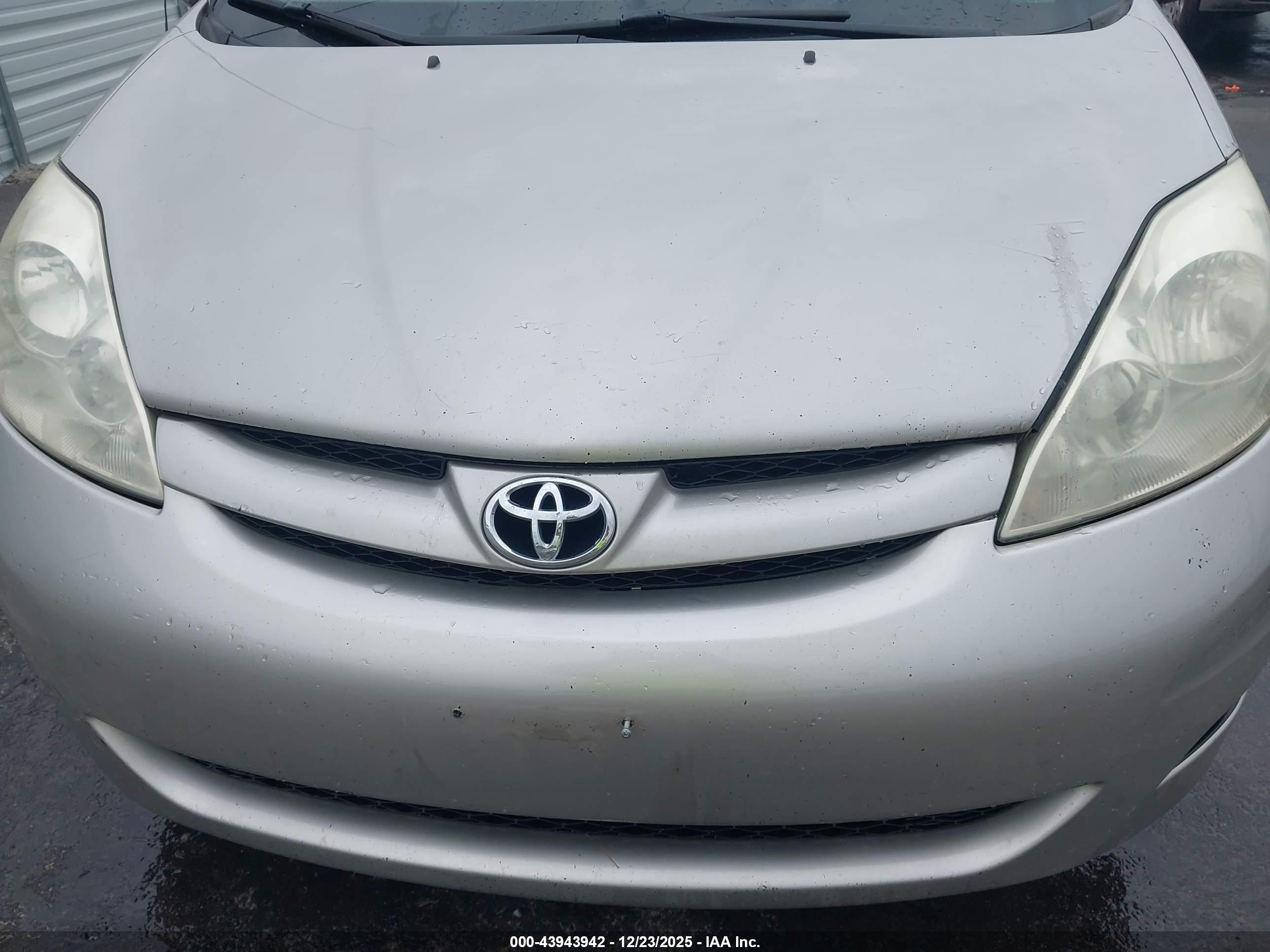 TOYOTA SIENNA image 6
