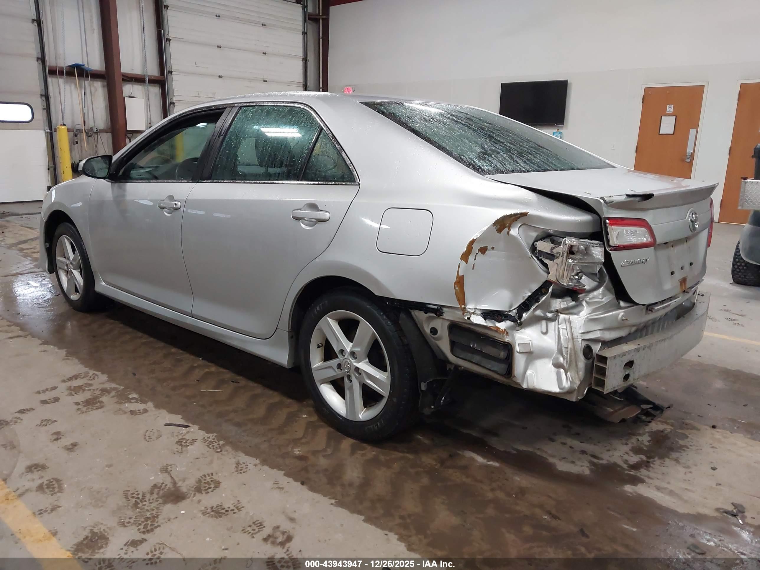 TOYOTA CAMRY image 3