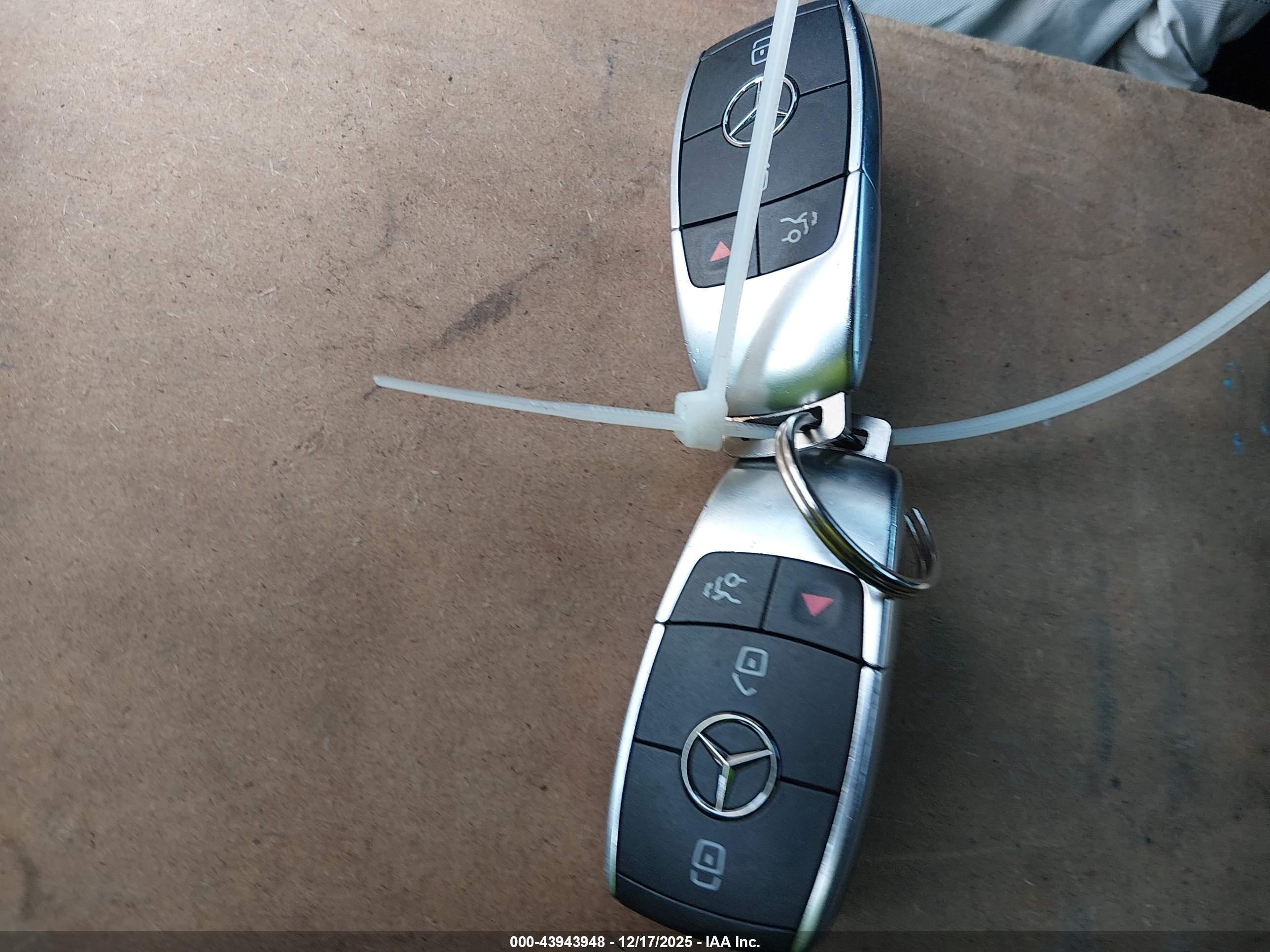 MERCEDES-BENZ GLB image 11