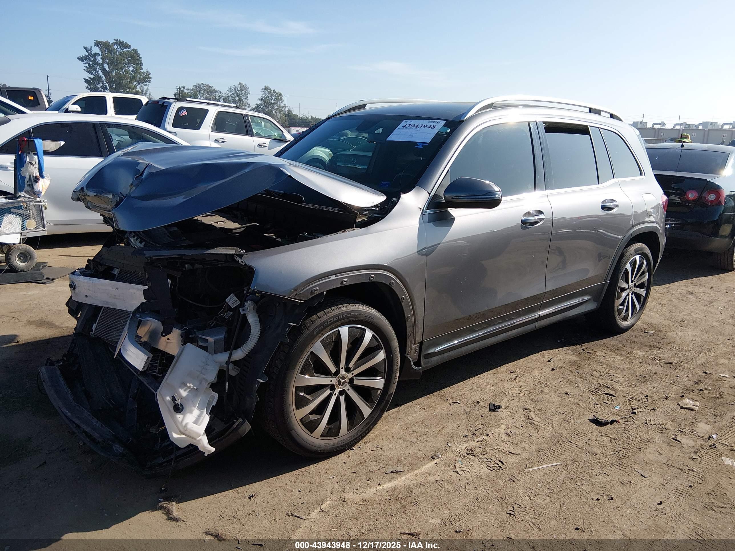 MERCEDES-BENZ GLB image 2