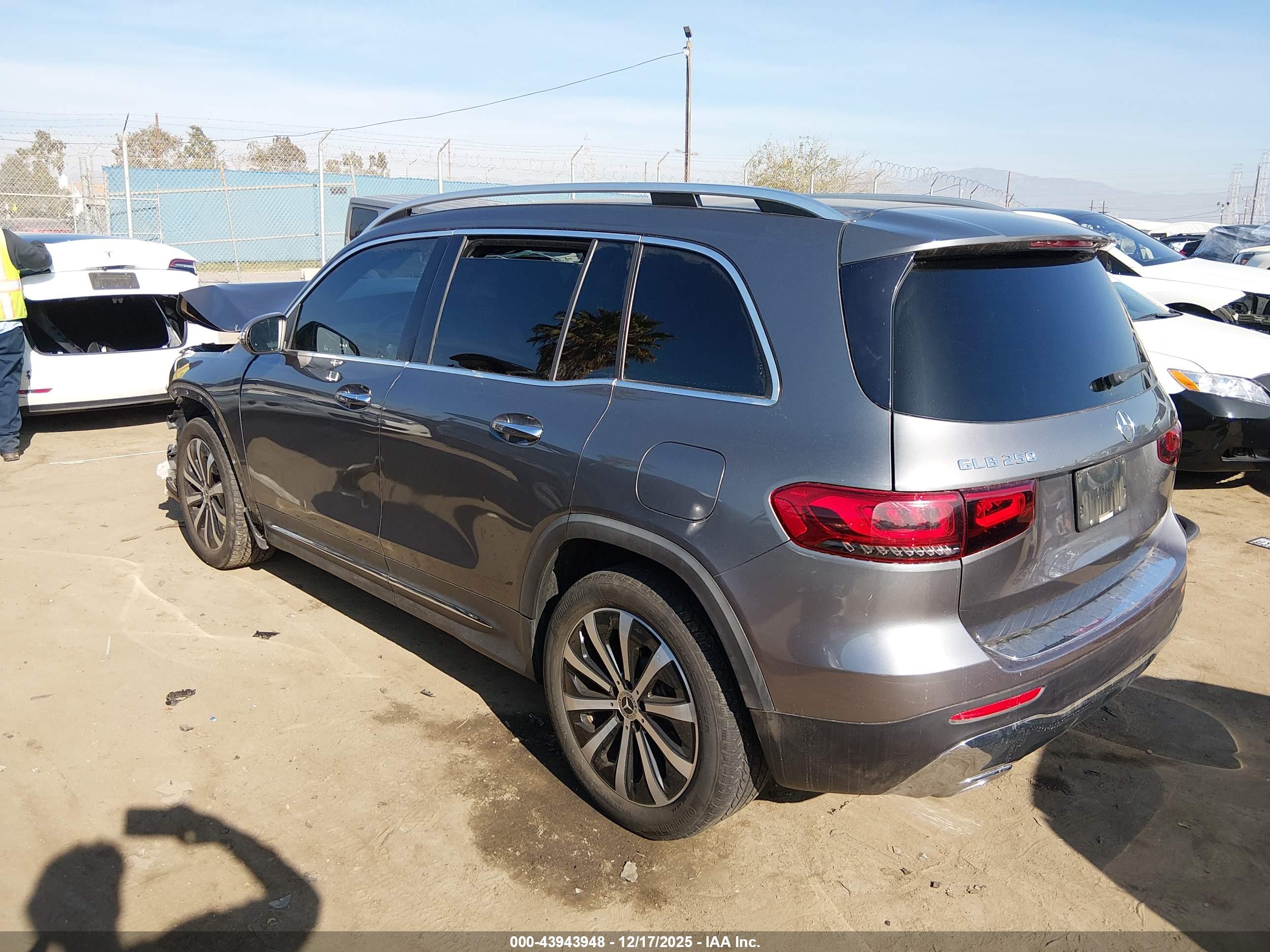 MERCEDES-BENZ GLB image 3