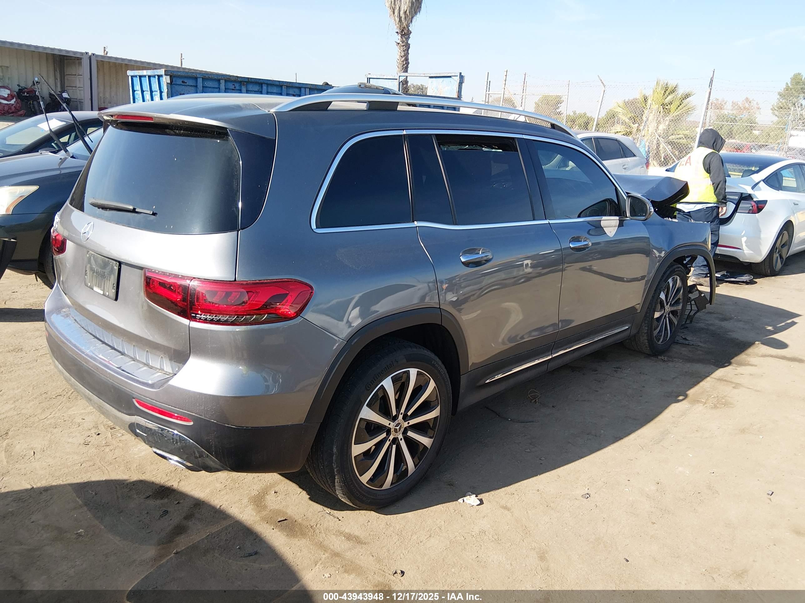 MERCEDES-BENZ GLB image 4
