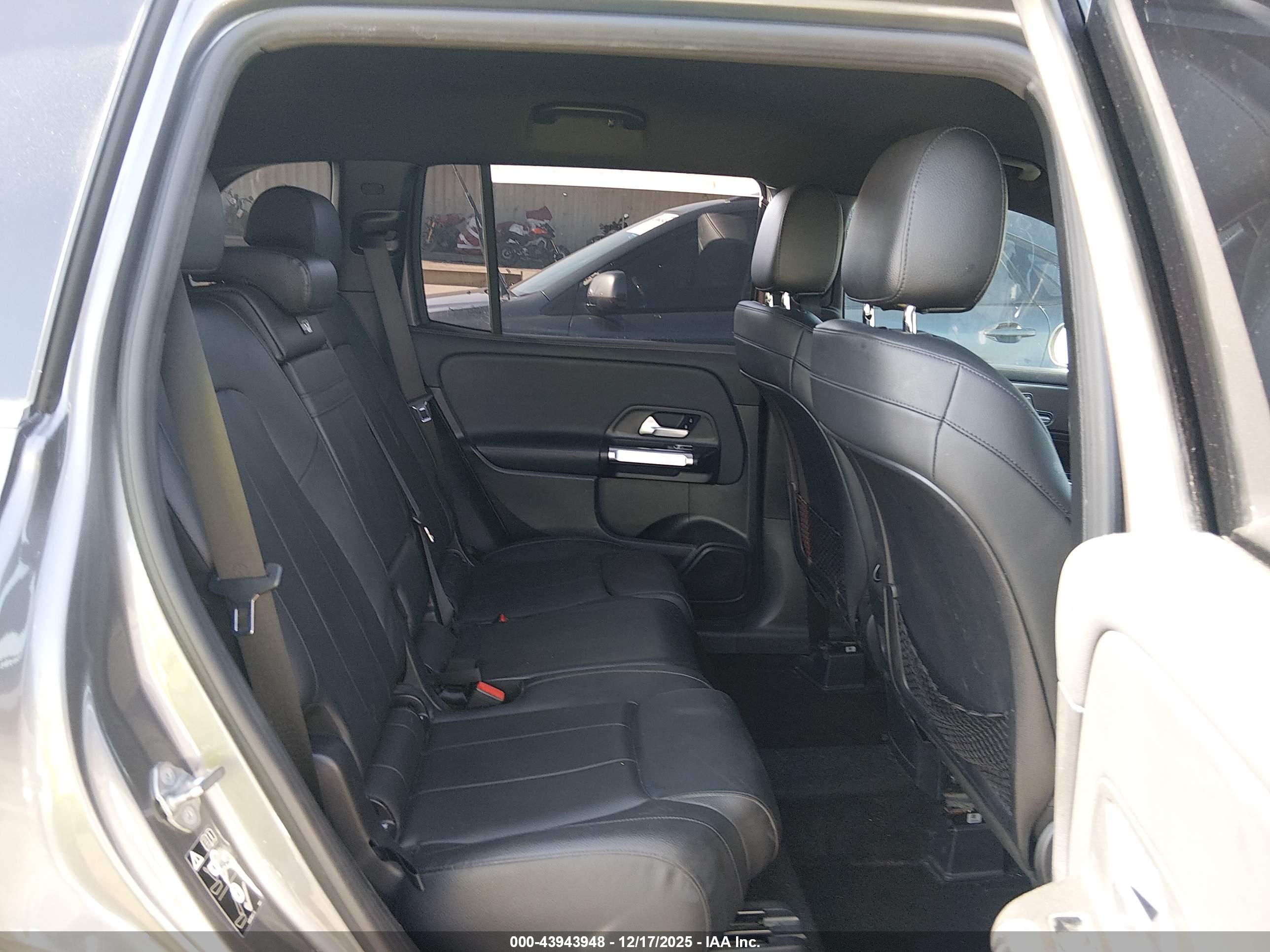 MERCEDES-BENZ GLB image 8