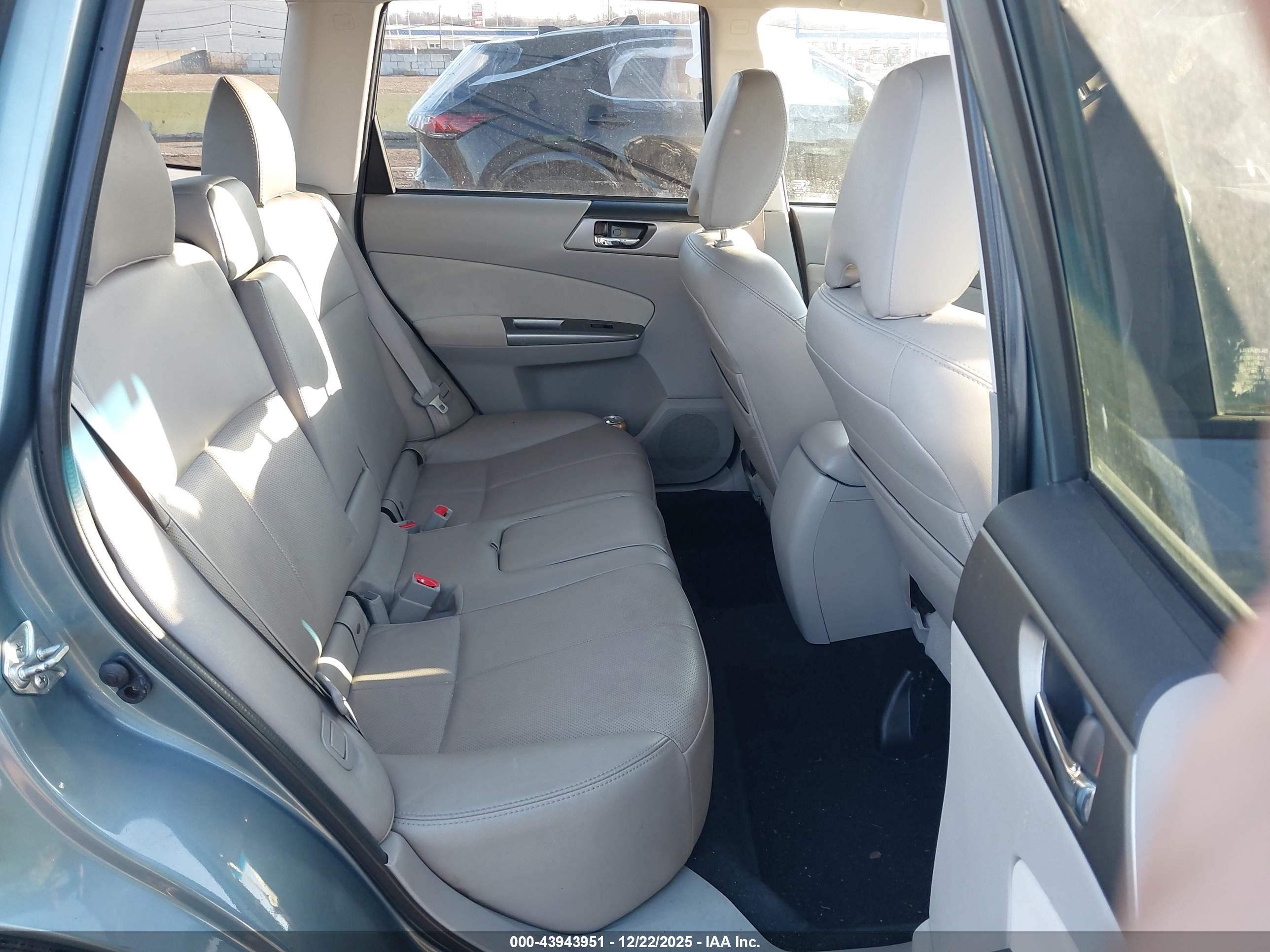 SUBARU FORESTER image 8