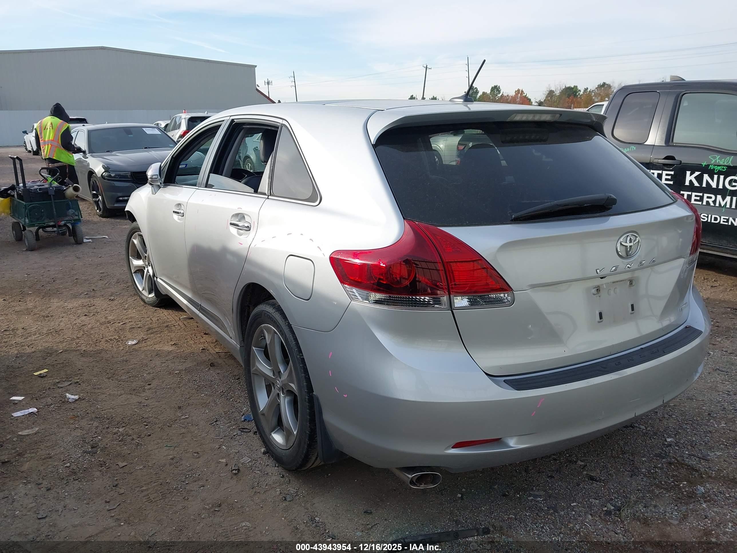 TOYOTA VENZA image 3