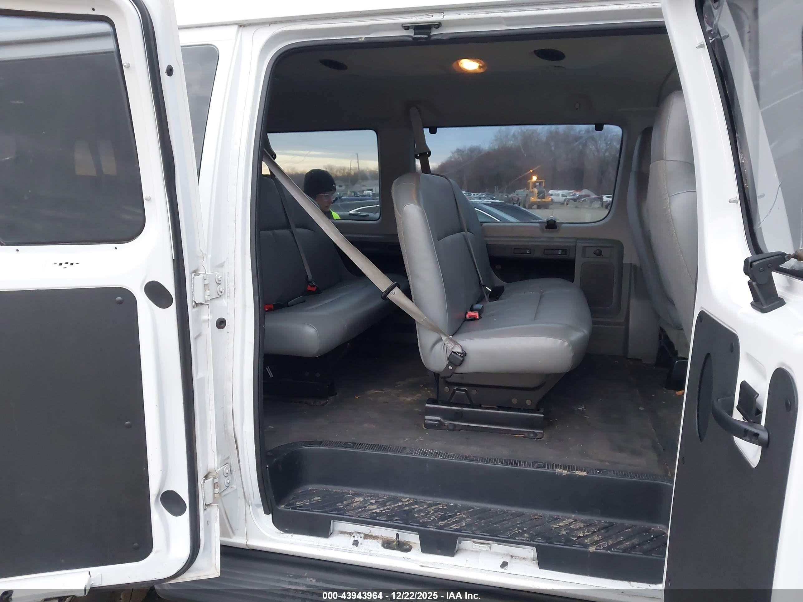 FORD E-350 image 8