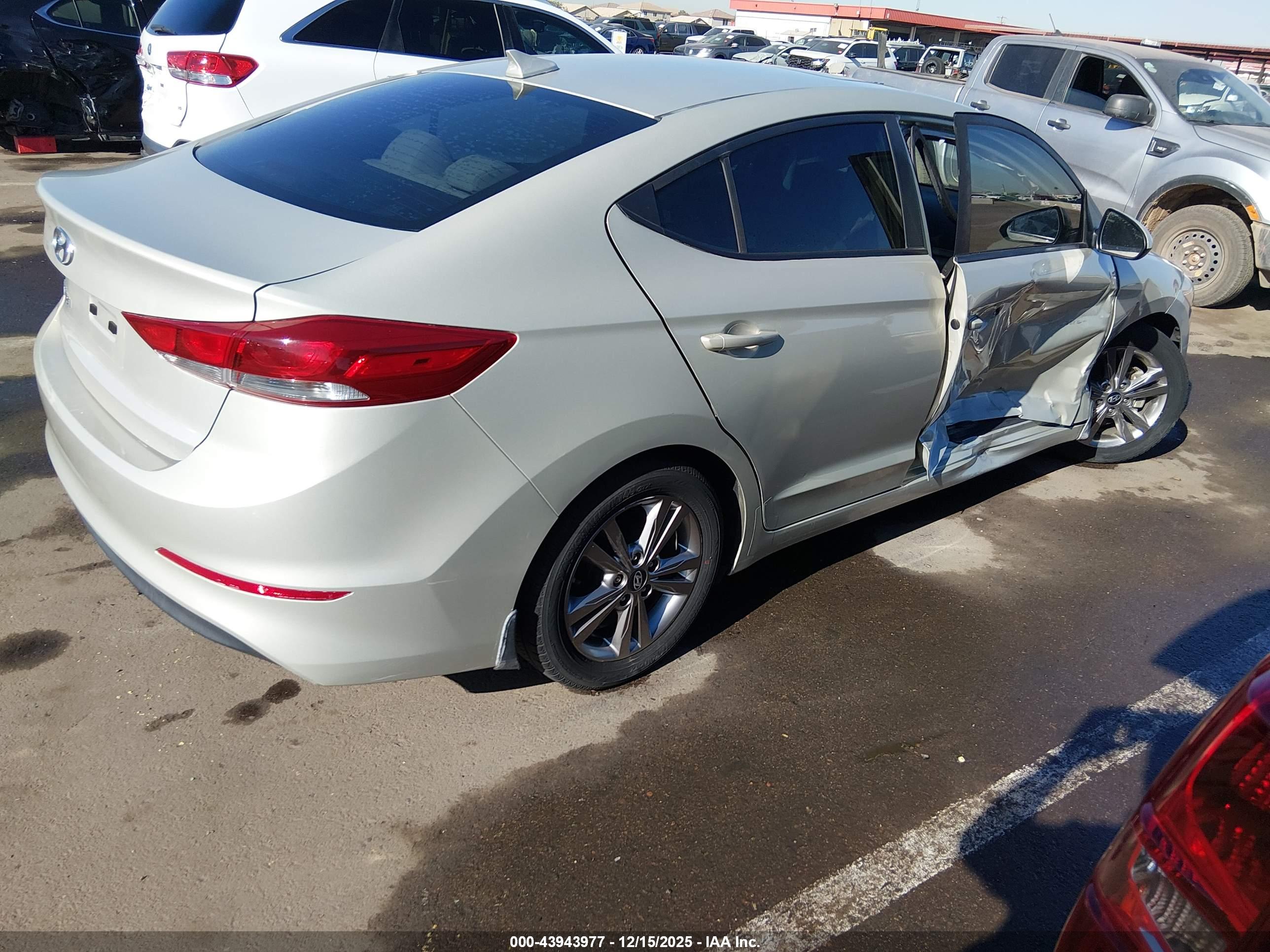 HYUNDAI ELANTRA image 4