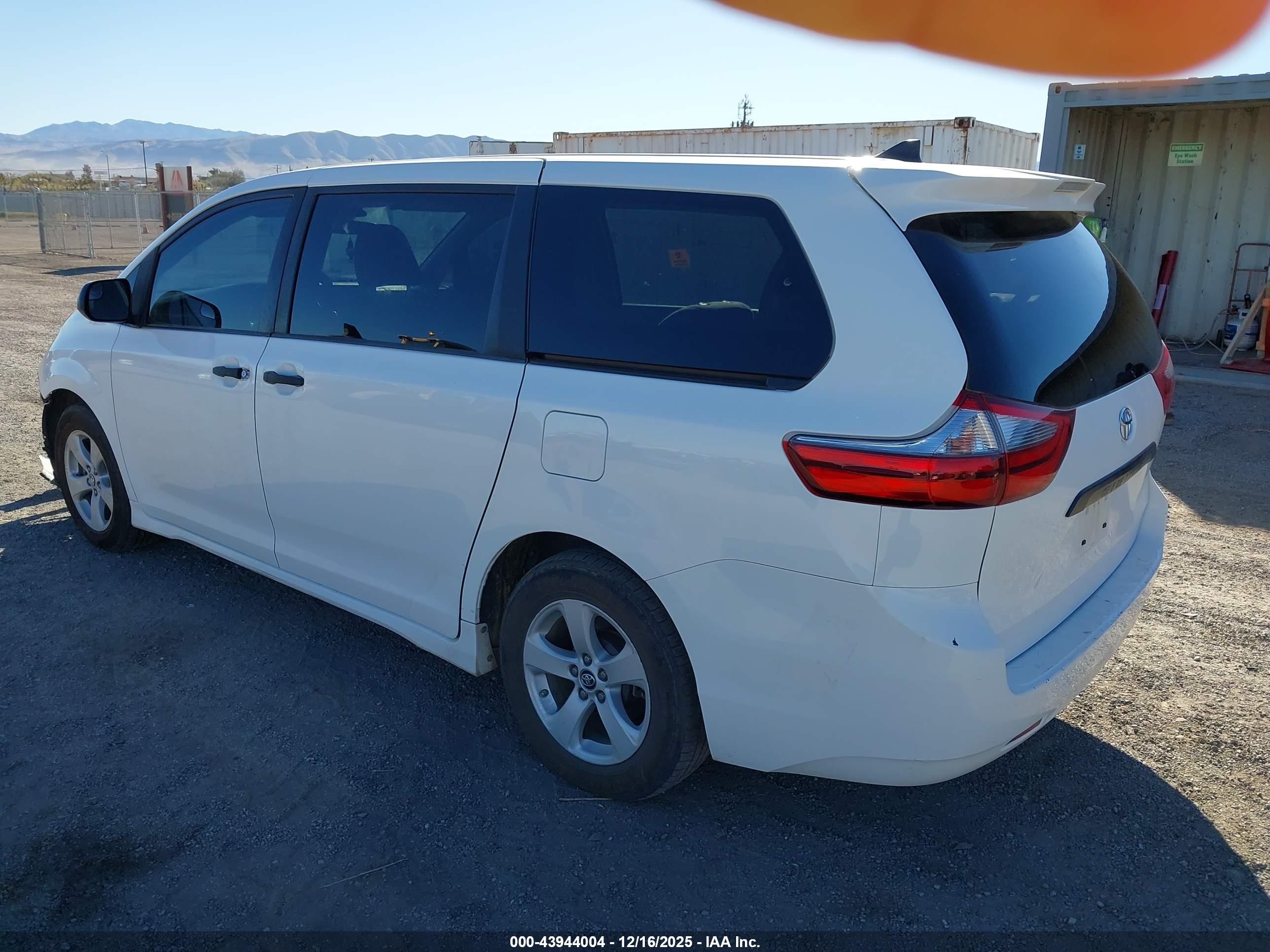 TOYOTA SIENNA image 3