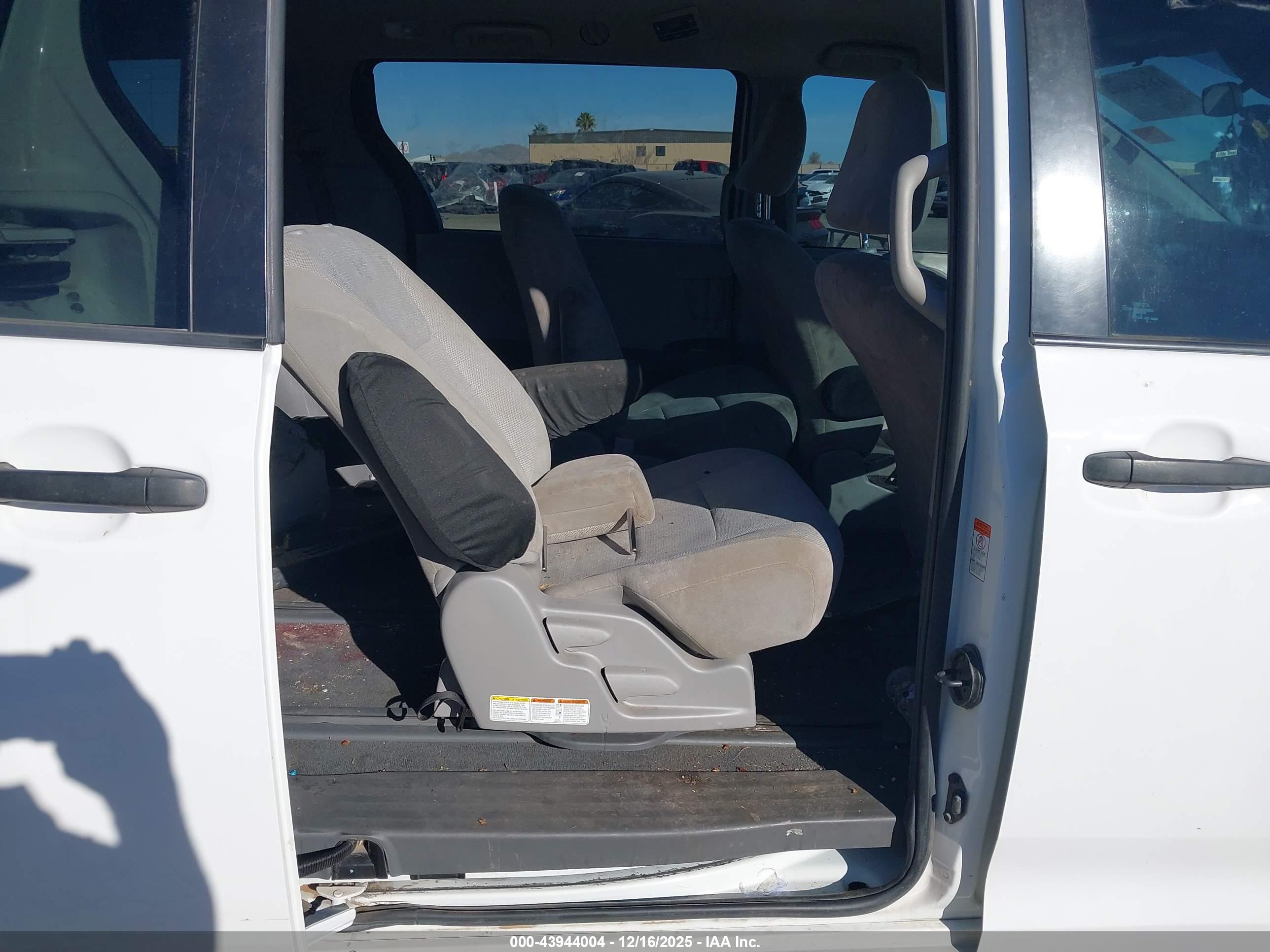 TOYOTA SIENNA image 8