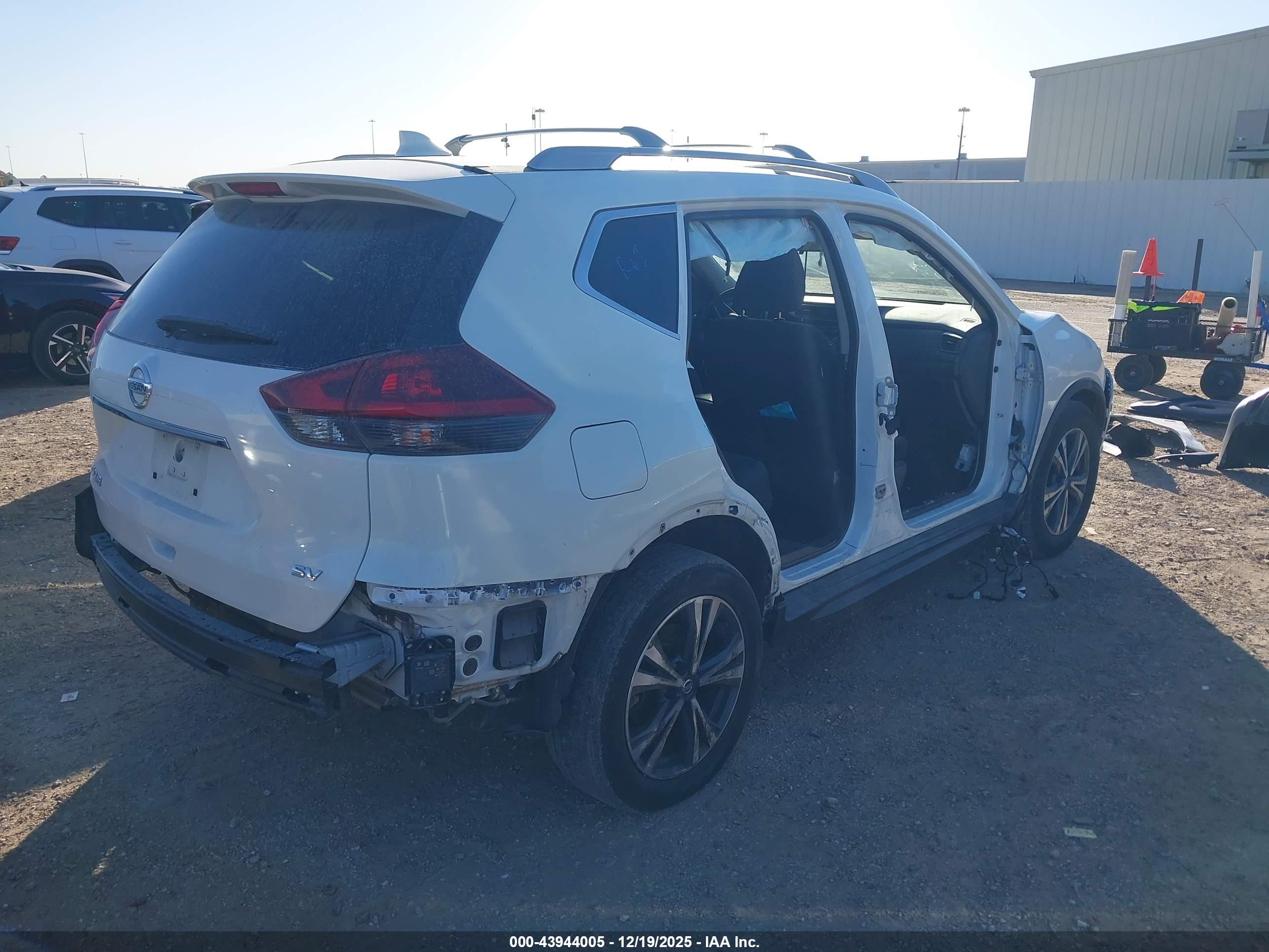 NISSAN ROGUE image 4