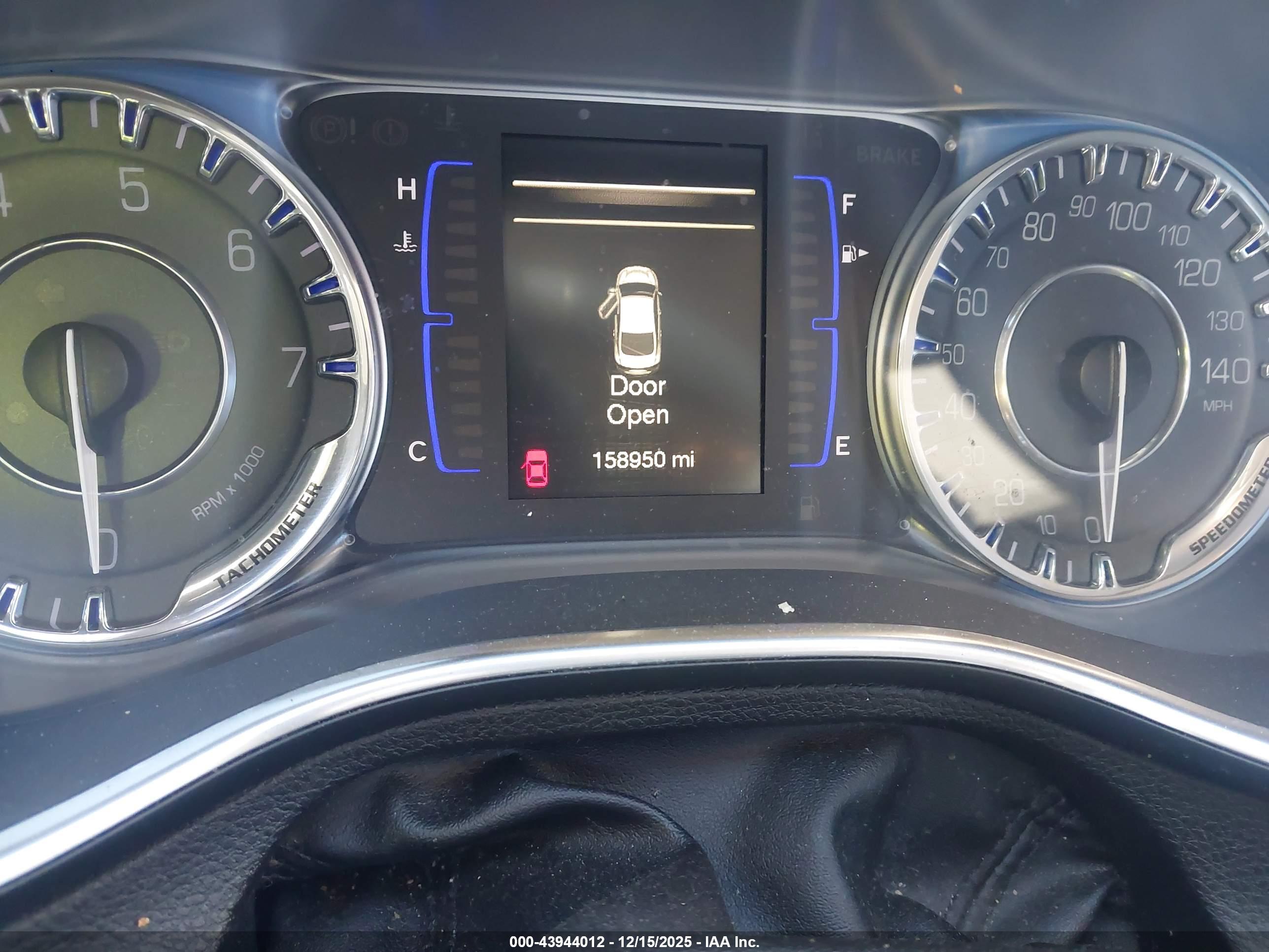 CHRYSLER 200 image 7