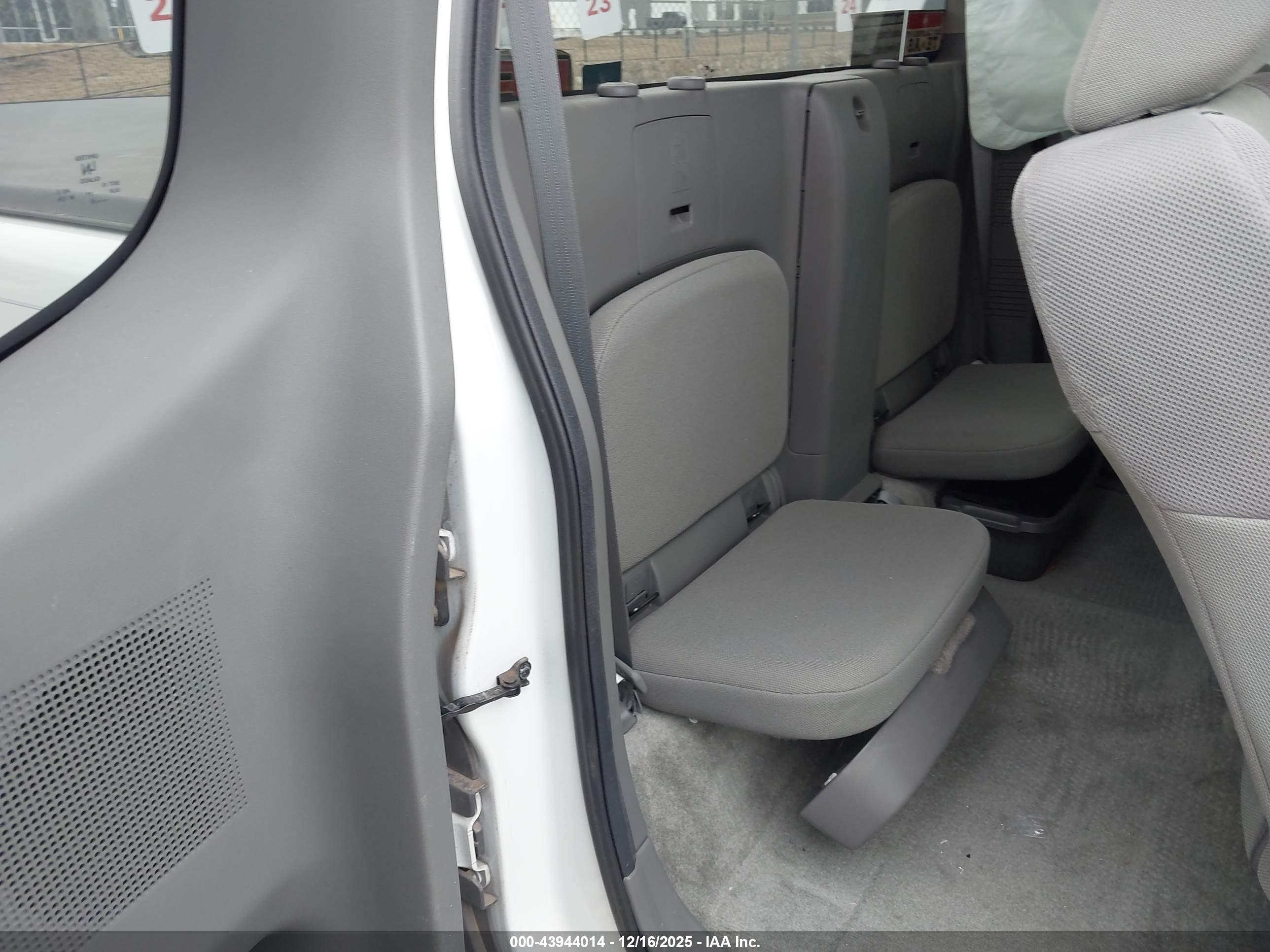 NISSAN FRONTIER image 8