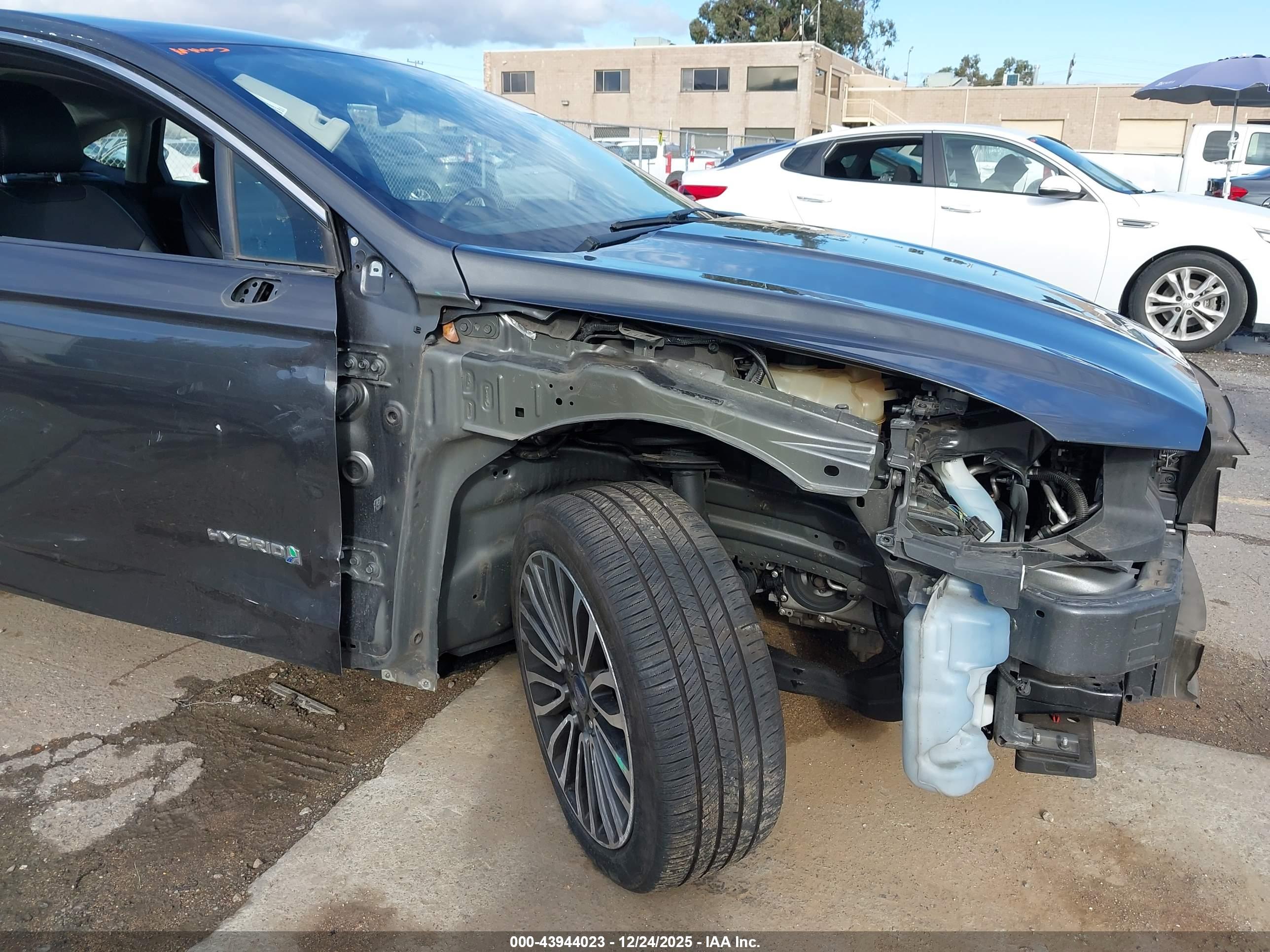 FORD FUSION image 6