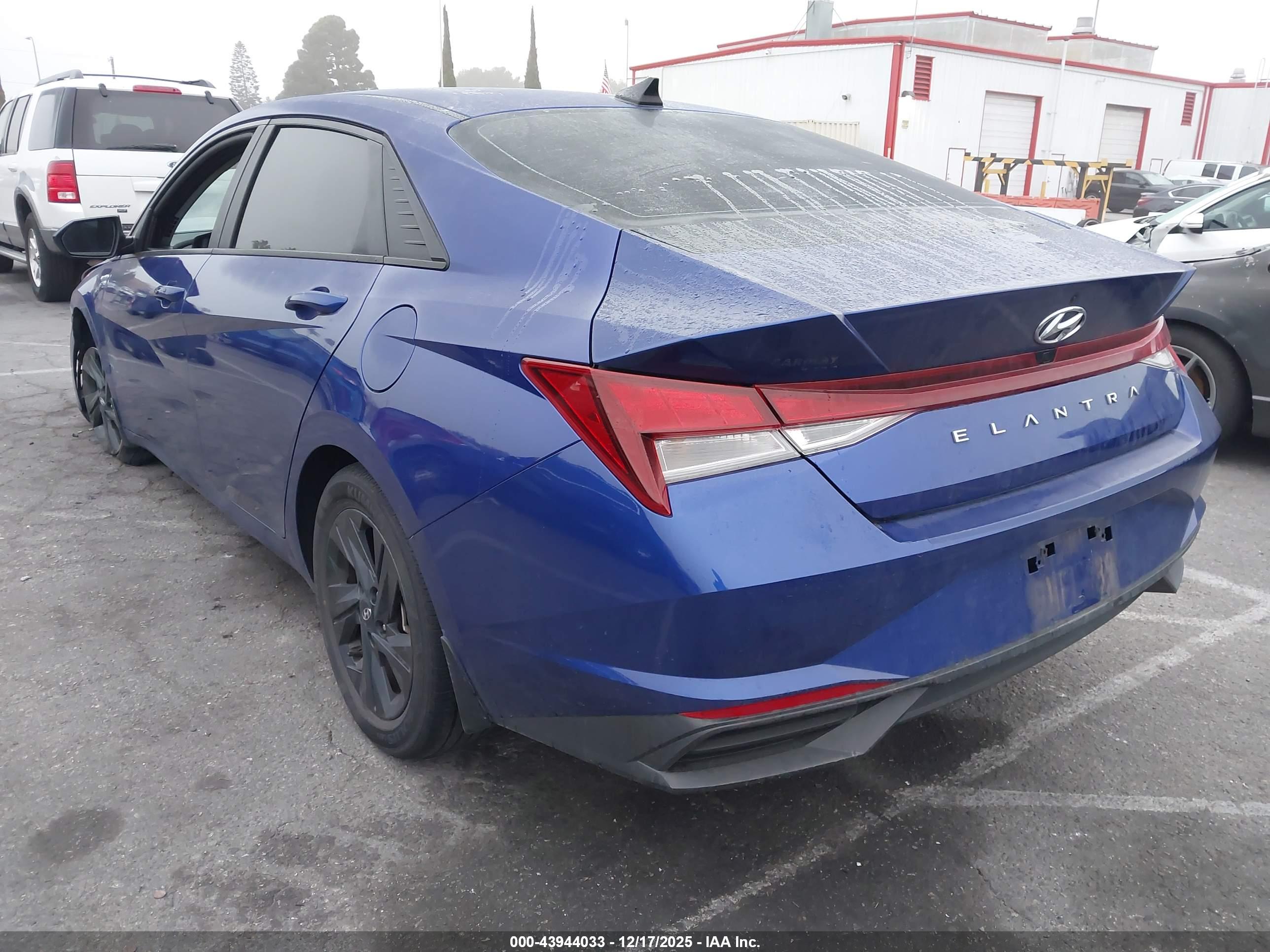 HYUNDAI ELANTRA image 3