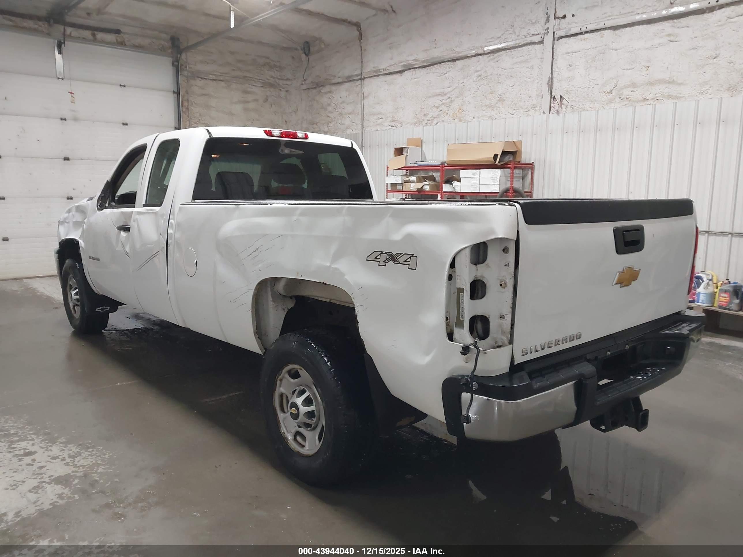 CHEVROLET SILVERADO image 3